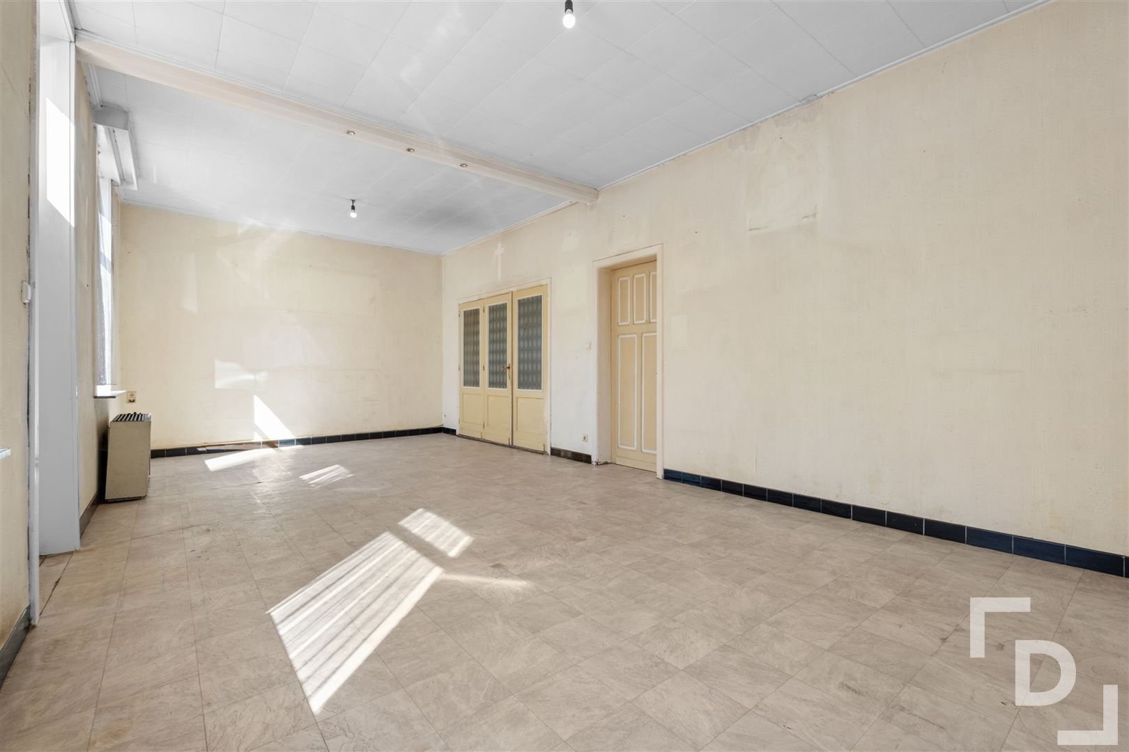 Te renoveren woning met ruime tuin en inpandige garage. foto 6