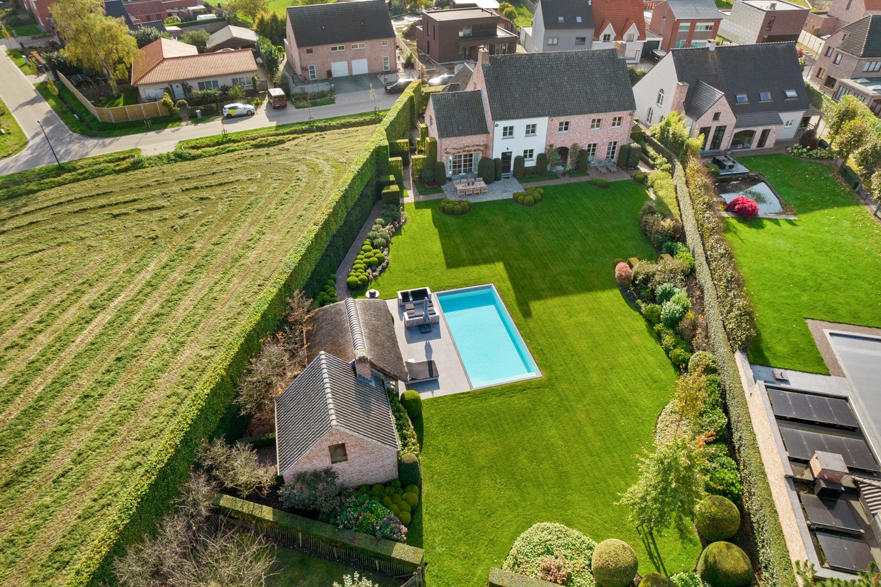 Prachtige instapklare villa met zwembad en poolhouse. foto 42
