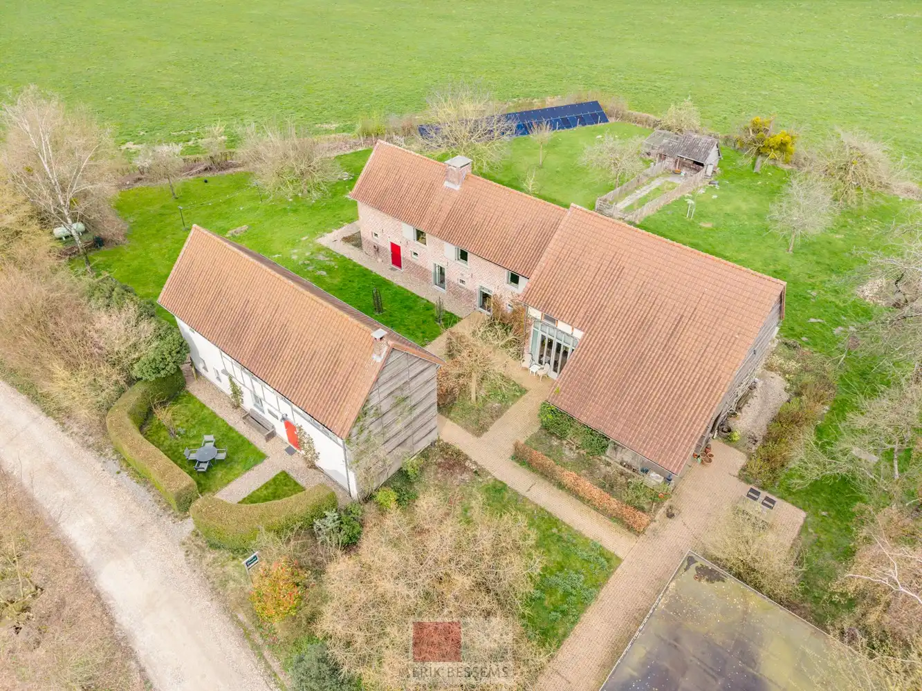 Een zeer karaktervol woonerf van maar liefst 3996 m² met bijzondere uitstraling, bestaande uit een prachtige hoofdwoning (voormalige schuur en stallen) en een charmant vakwerkhuis. foto 72