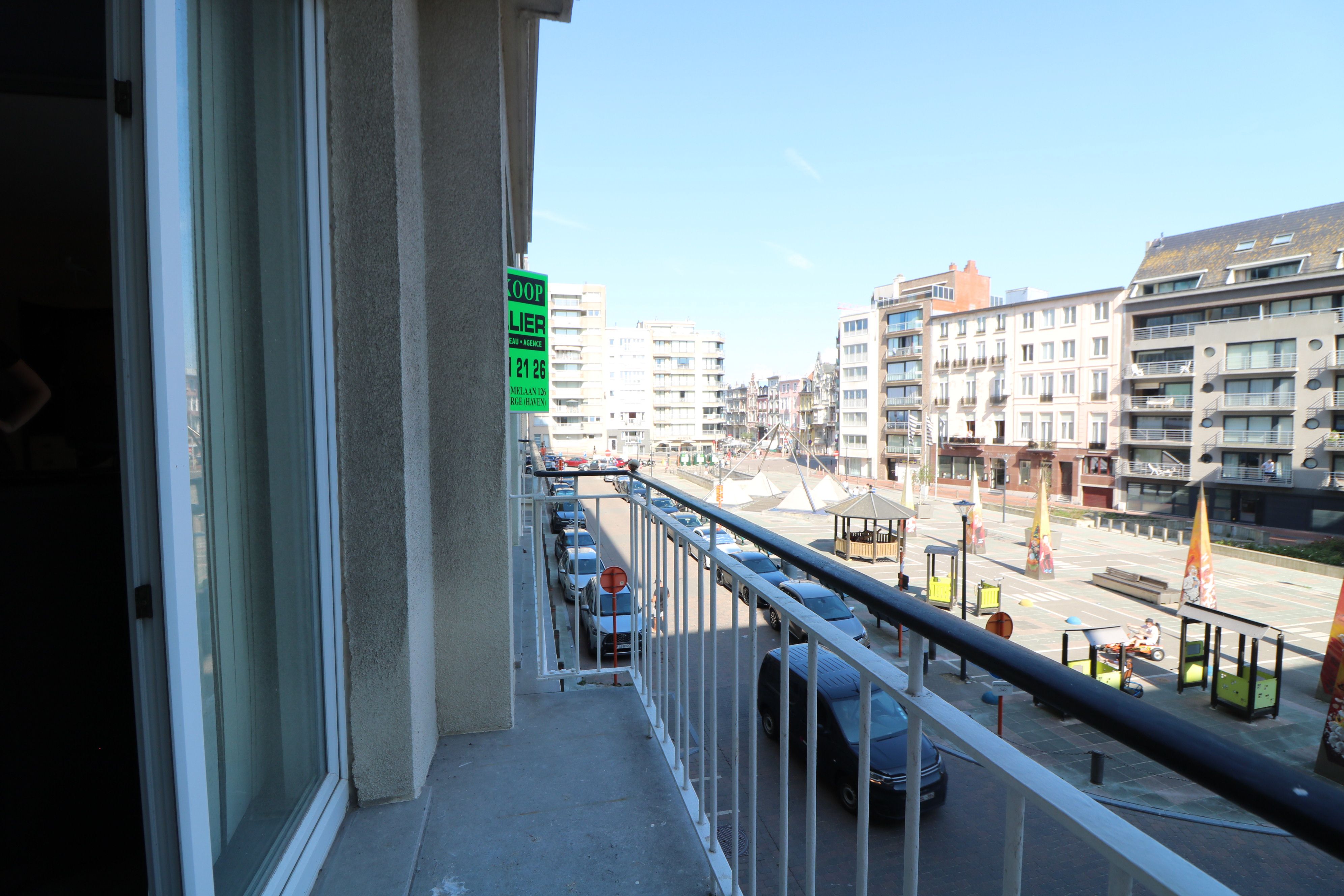 Ruim éénslaapkamerappartement met open zicht op het Casinoplein en directe toegang tot de Zeedijk. foto 8