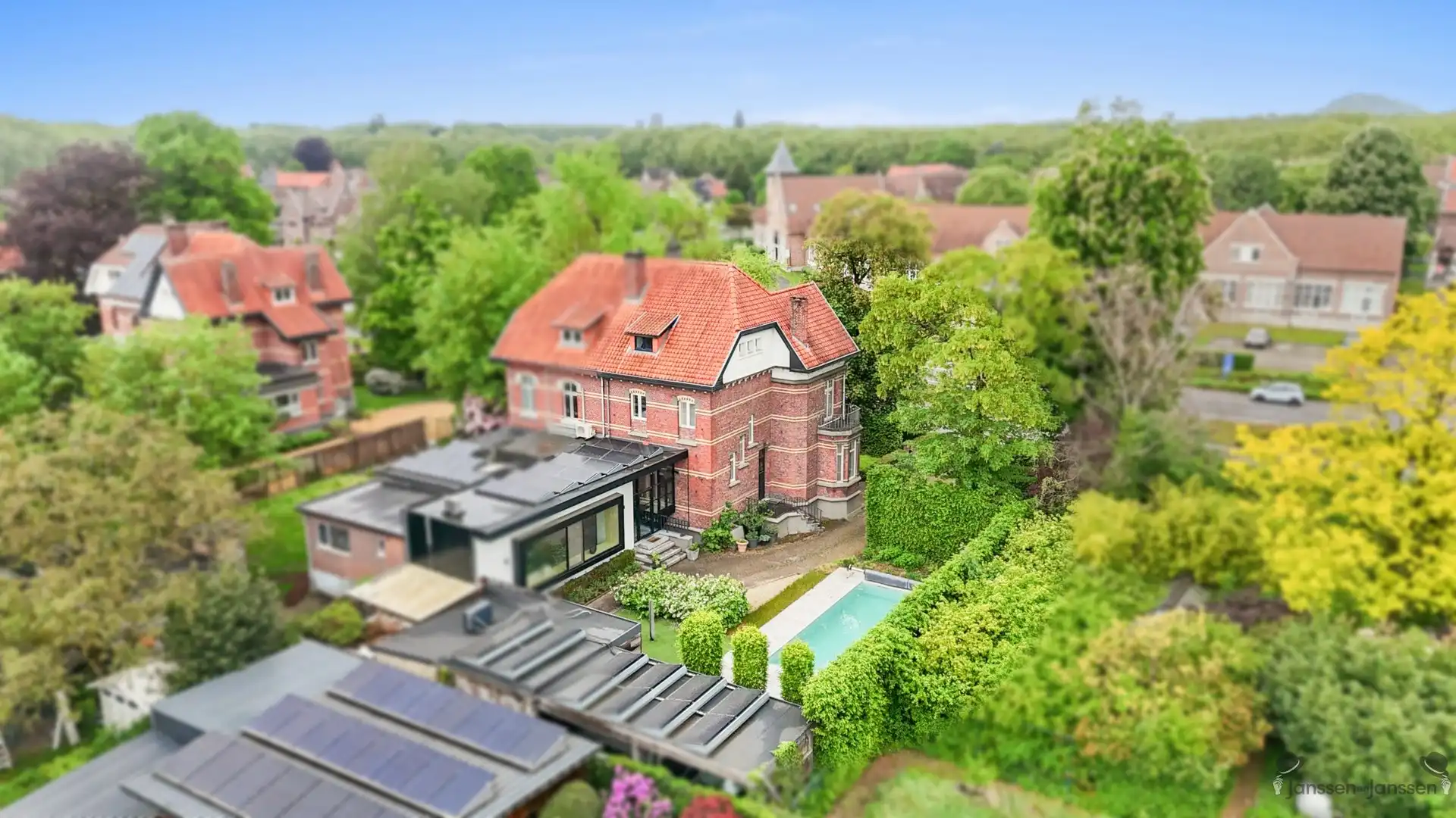 Karaktervolle interbellumvilla met hedendaags comfort nabij het hart van Genk foto {{pictureIndex}}