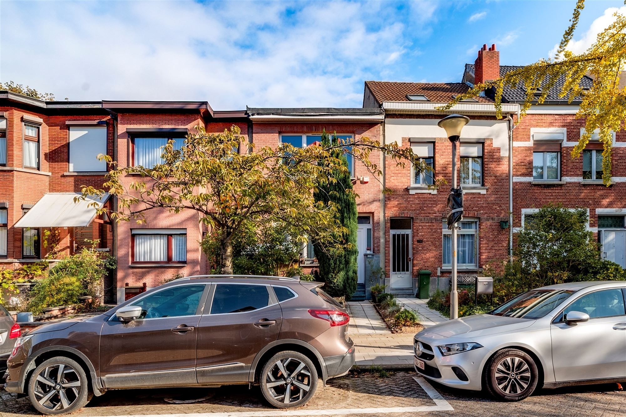 Instapklaar huis met 3 slpk en voortuin foto 1