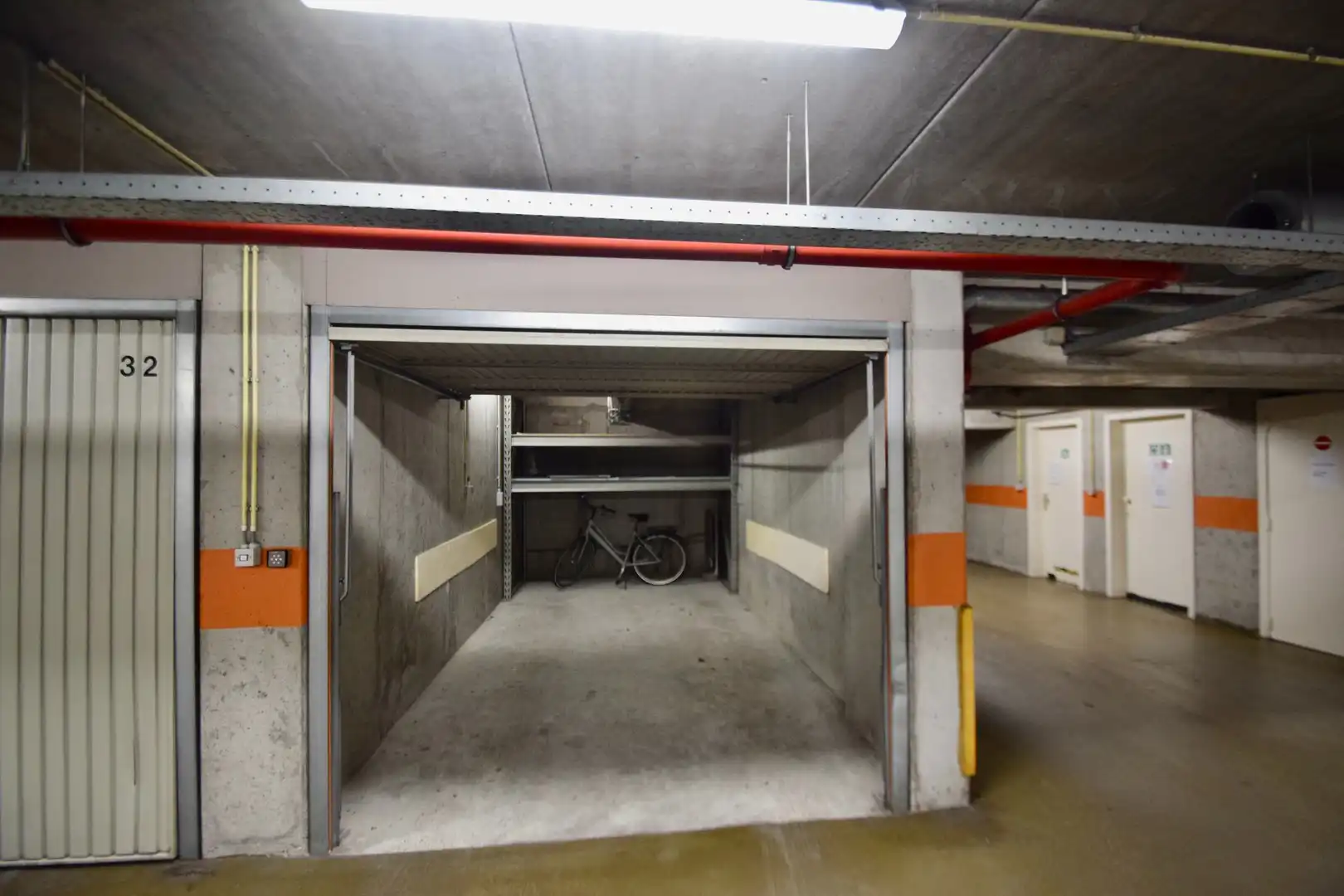 Garagebox te huur, goed gelegen in de Kustlaan nabij de winkels. foto 3