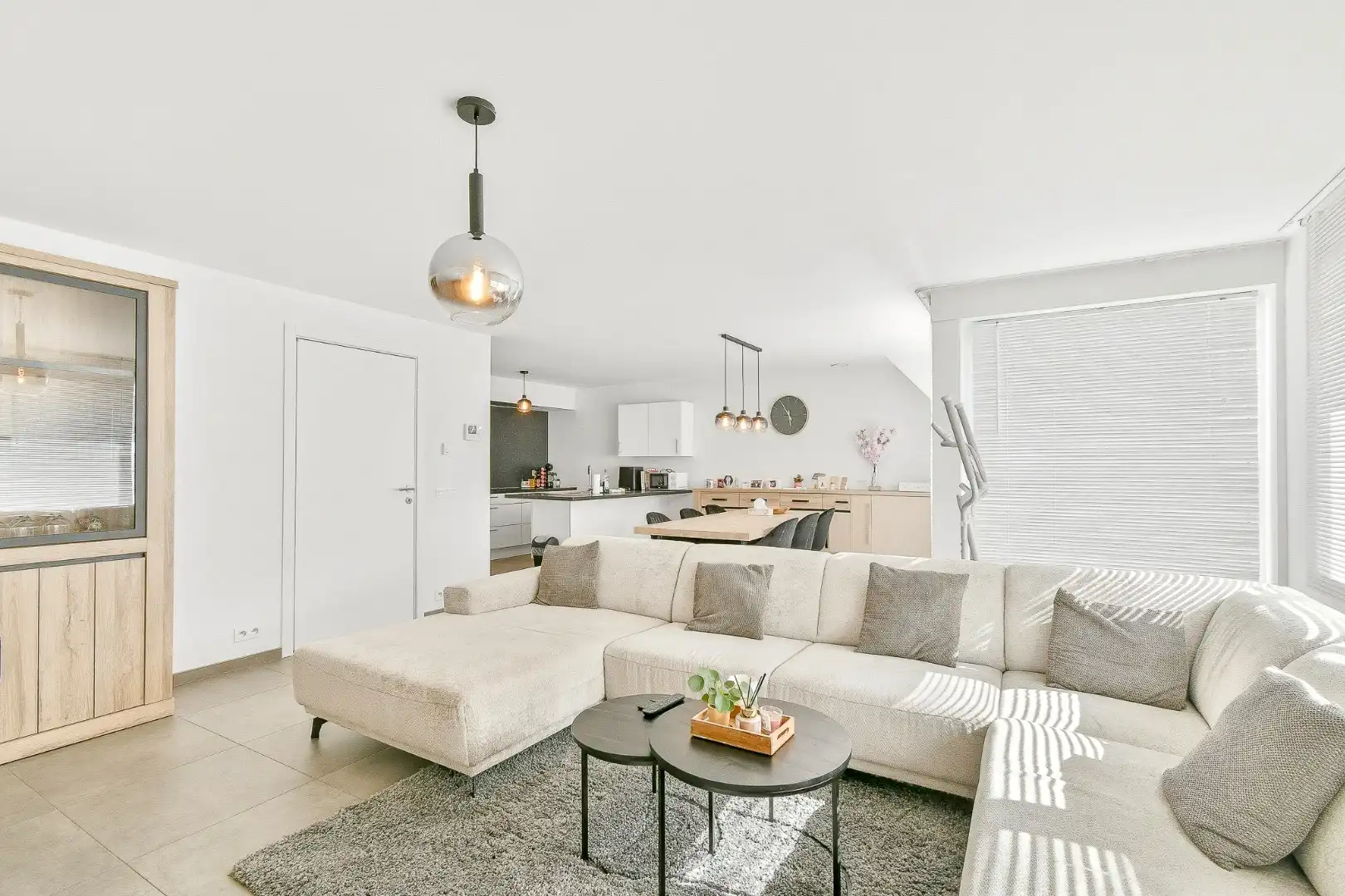 Instapklaar en ruim tweeslaapkamerappartement  in het centrum van Gistel foto 2