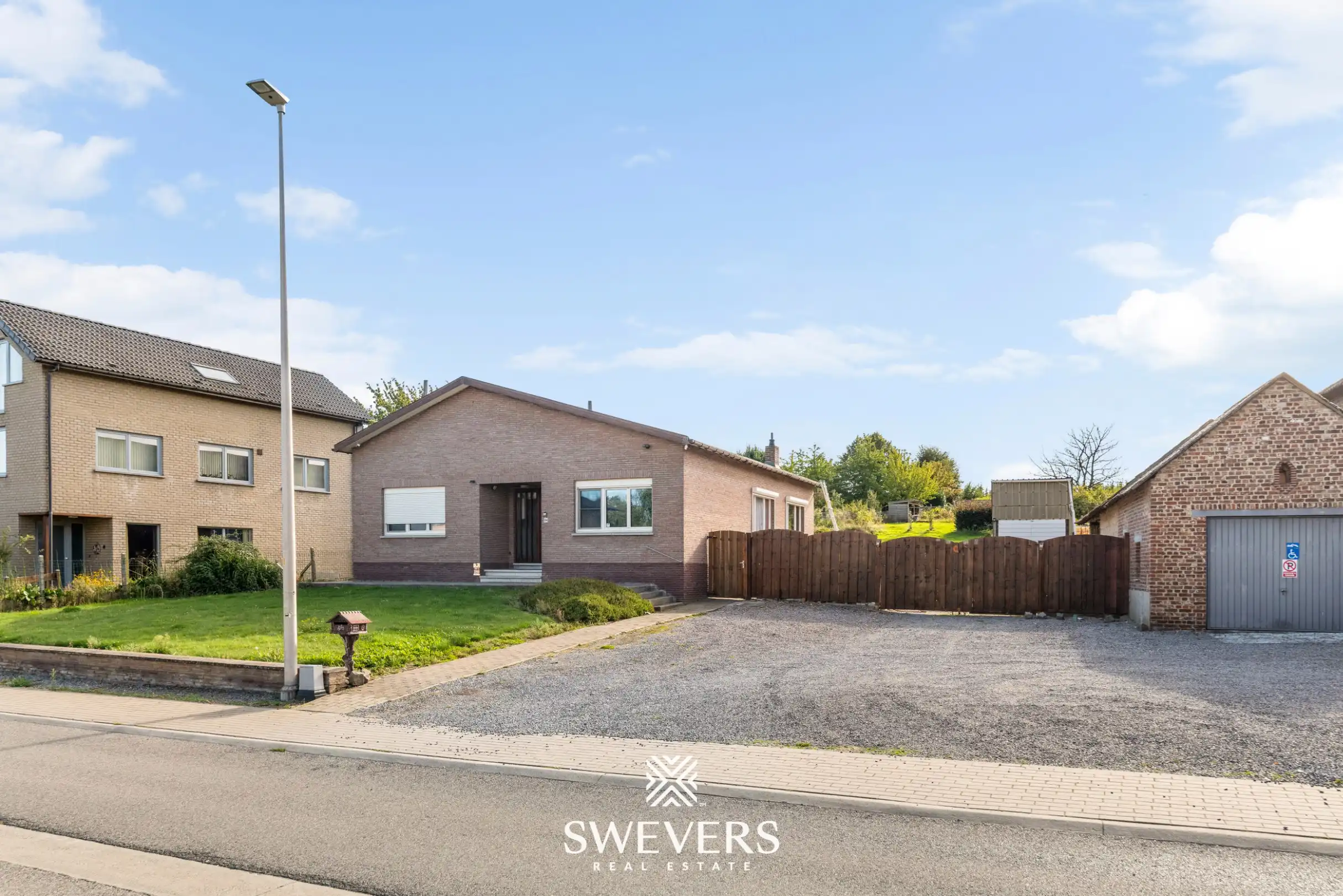 Gelijkvloerse woning met 2 slaapkamers, dubbele garage en een uitzonderlijk groot perceel foto 26