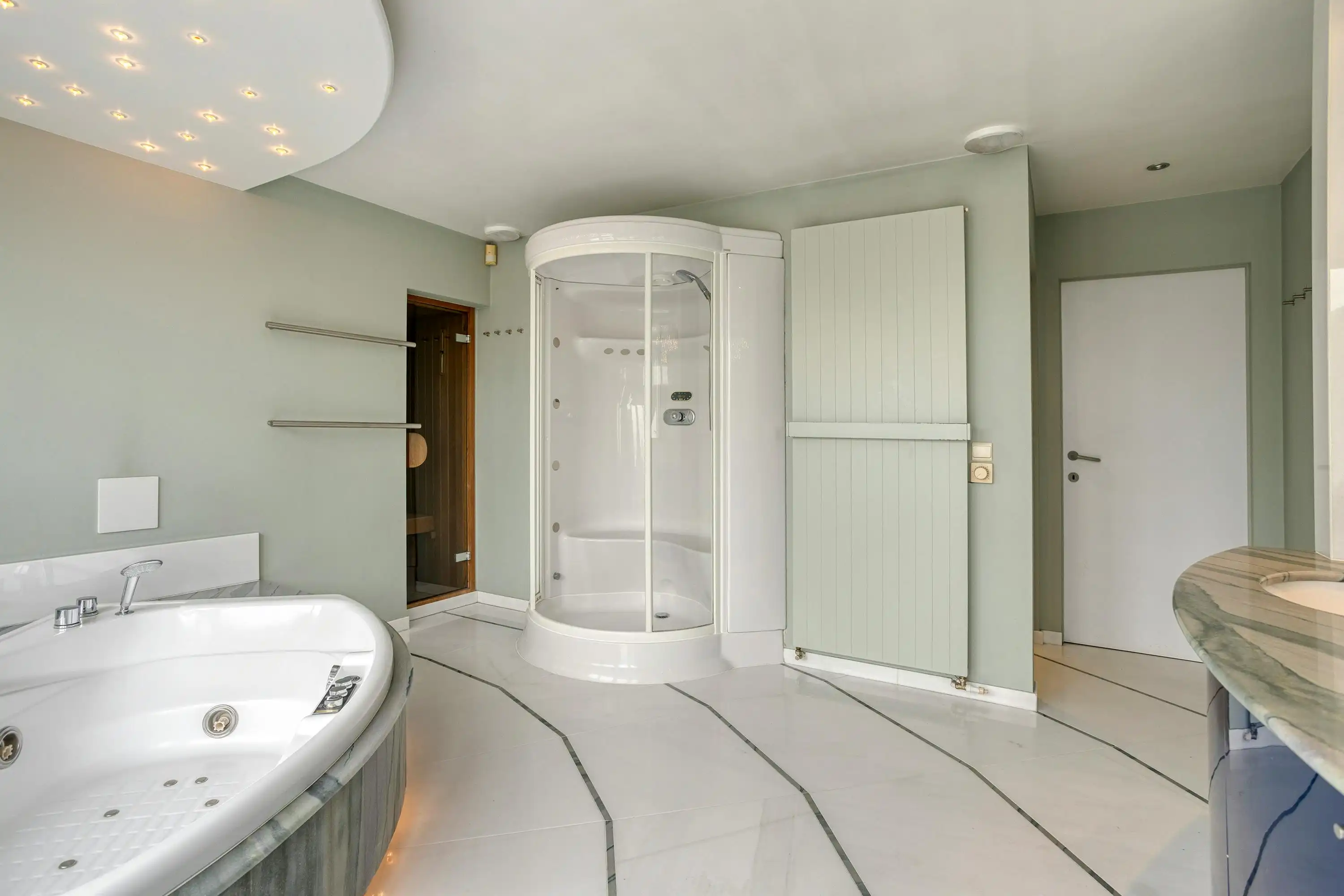 Instapklaar huis met 4 kamers en atelier te koop in Waregem foto 9