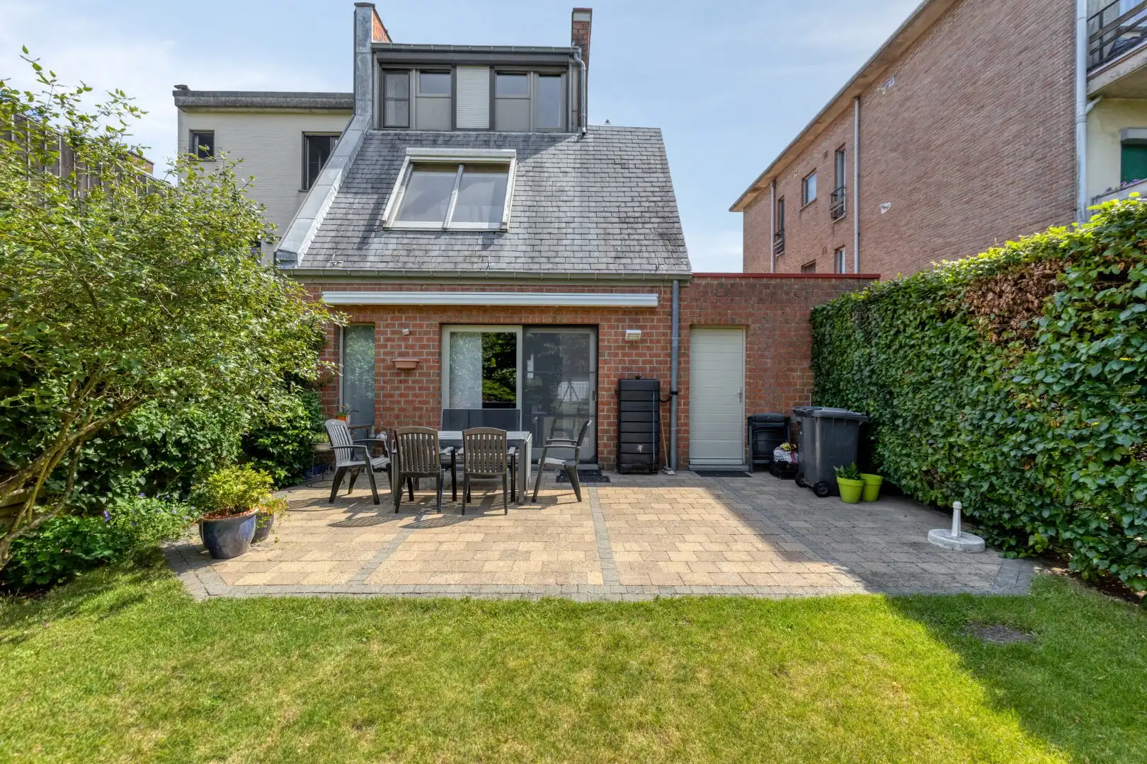 Ruime gezinswoning met 4 slaapkamers, zonnige tuin en garage op een toplocatie in Brasschaat. foto {{pictureIndex}}