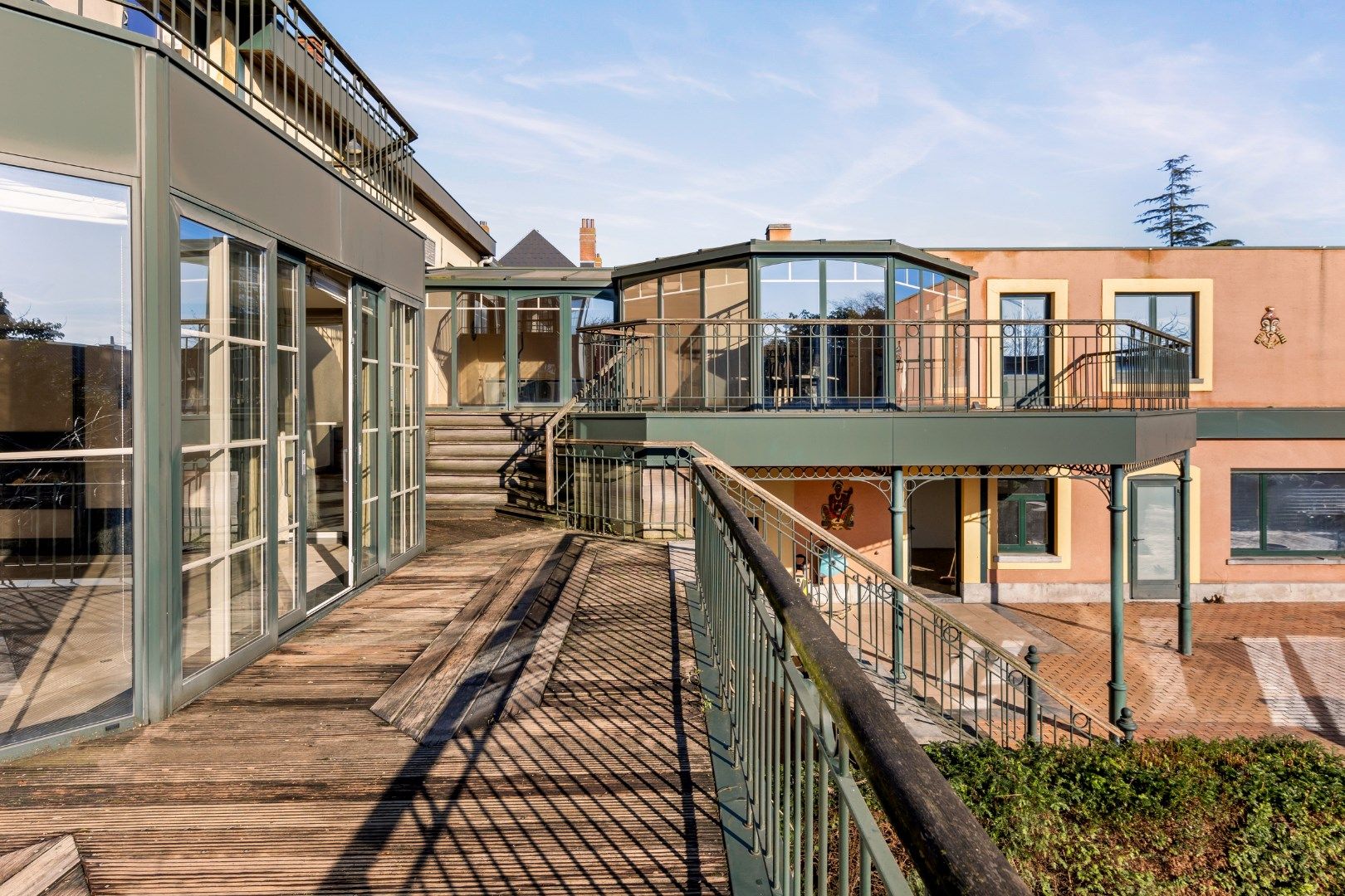GEBOUW OP 2588M² MET 447M² BEW. OPP., 5 SLPKS, 3 BADKAMERS EN 3 GARAGES AAN DE LEIE foto 10
