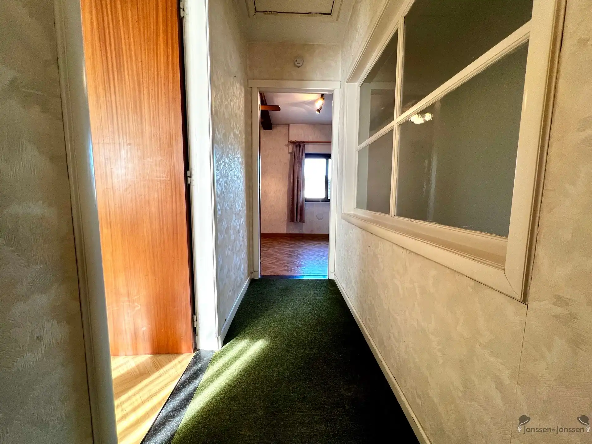 Centraal gelegen te renoveren woning  foto 10