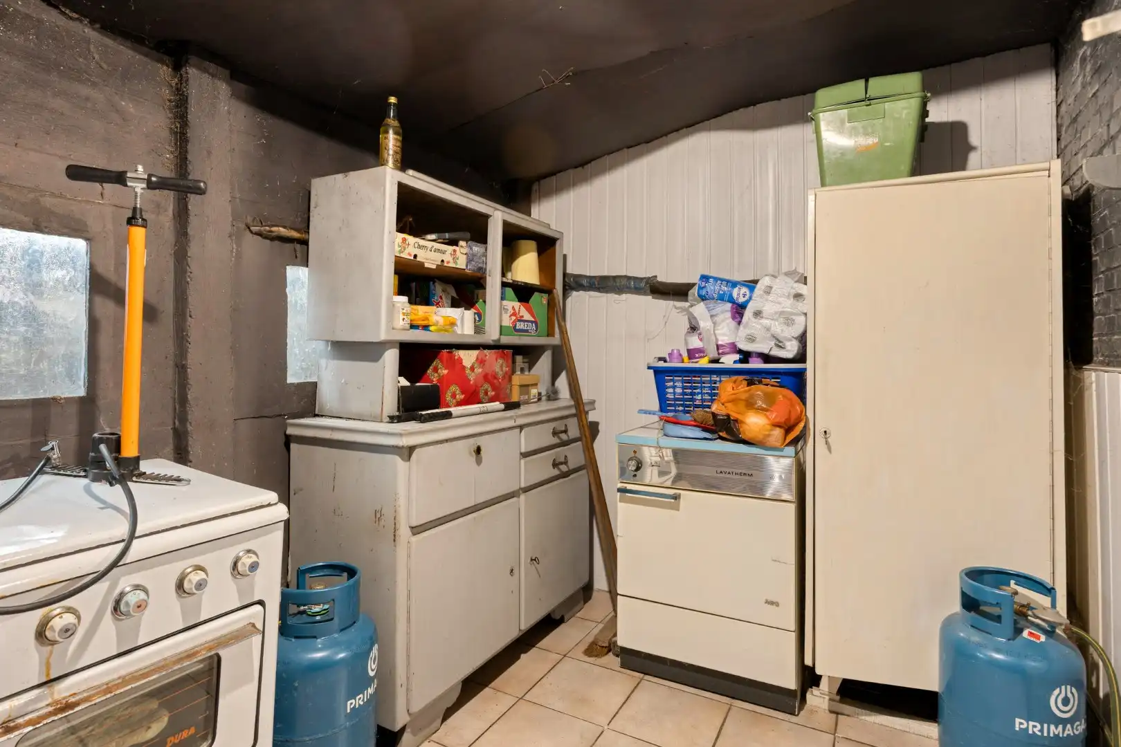 Rustig gelegen te renoveren woning op een mooi perceel van 13 are. foto 11