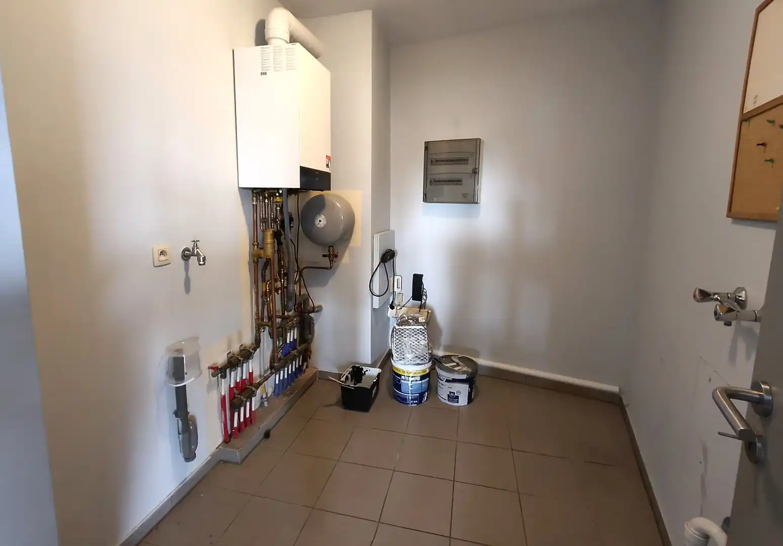 GELIJKVLOERS APPARTEMENT MET GARAGE foto 7