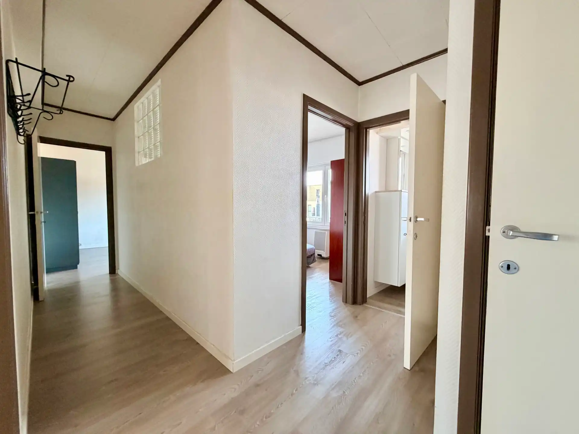 Instapklaar 2-slaapkamerappartement met grote GARAGE foto 10