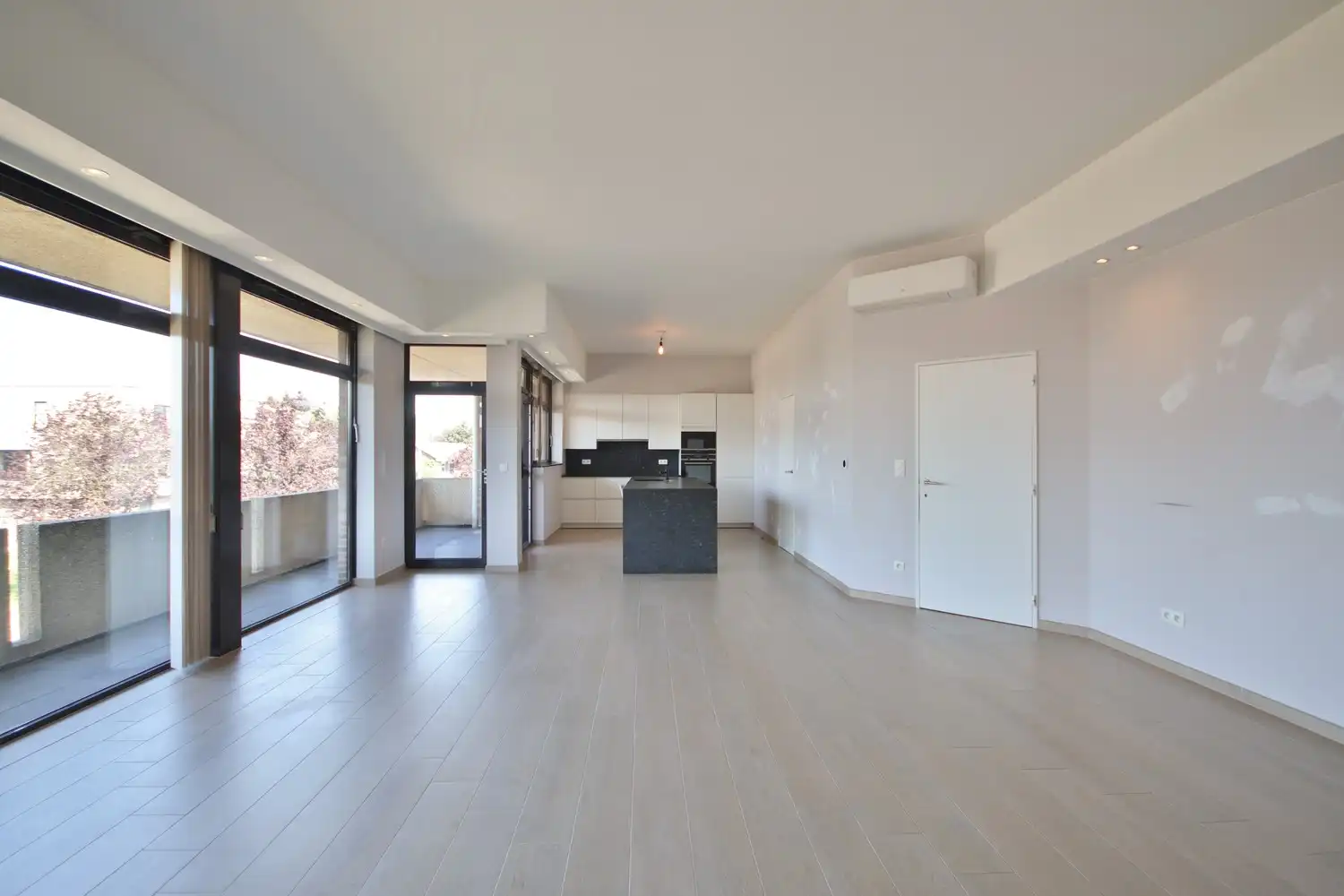 Ruim lichtrijk appartement met 3 slaapkamers en 2 terrassen foto 2