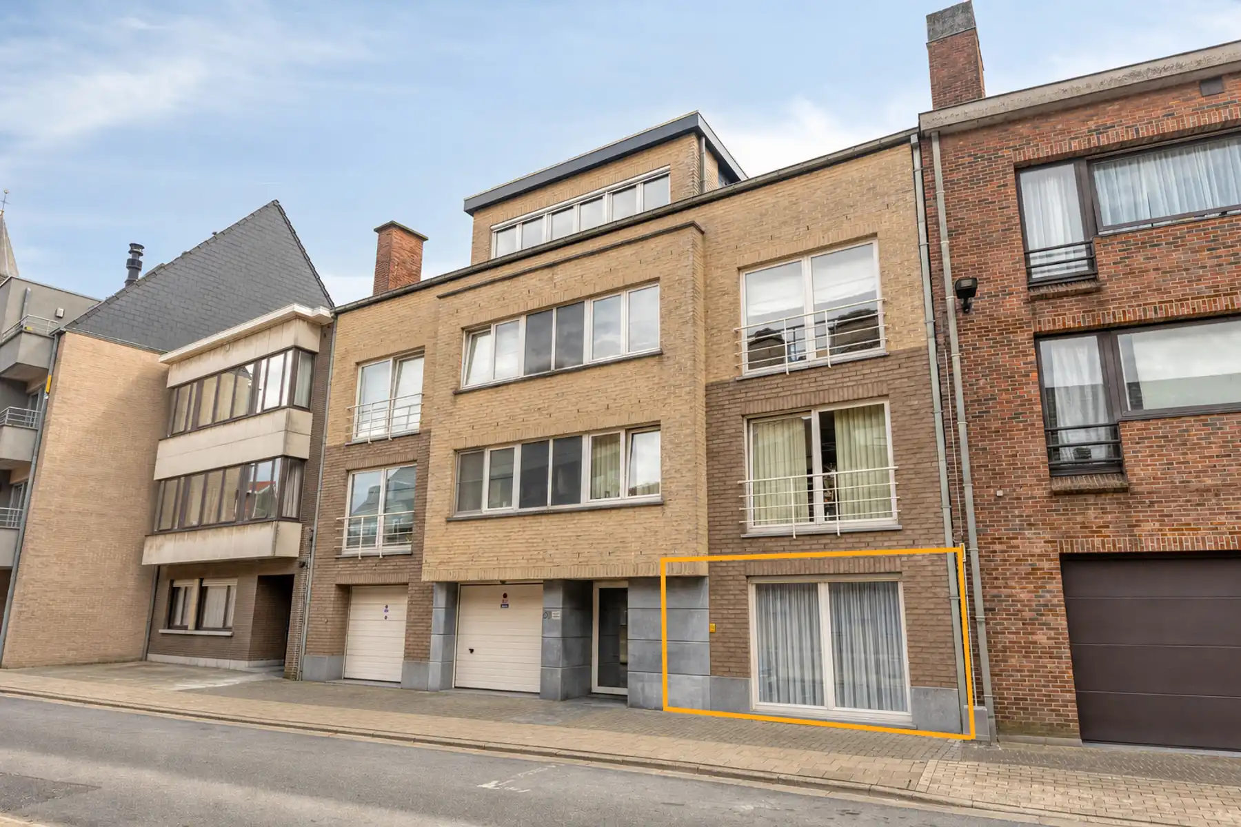 Instapklaar gelijkvloersapp met 2 slp, terras en garage! foto {{pictureIndex}}