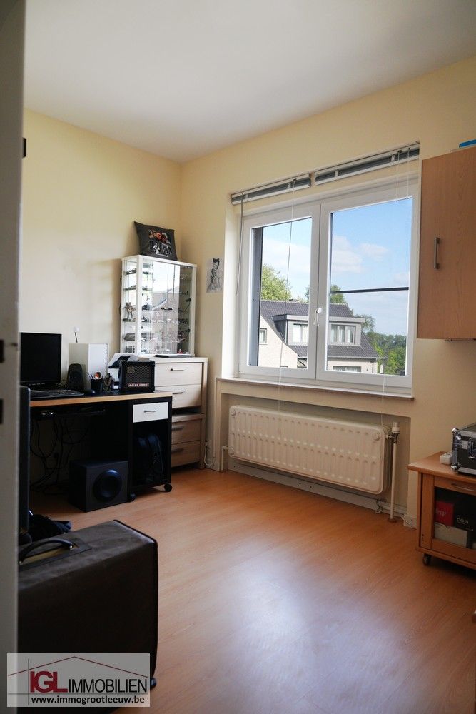 Ruime bungalow met dubbele garage en tuin te koop in Sint-Pieters-Leeuw foto 15