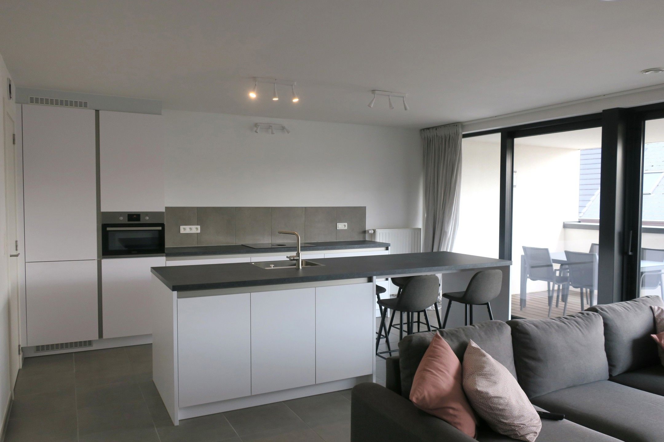 Nieuwbouwappartement met 1 slaapkamer, terras en garage foto 7