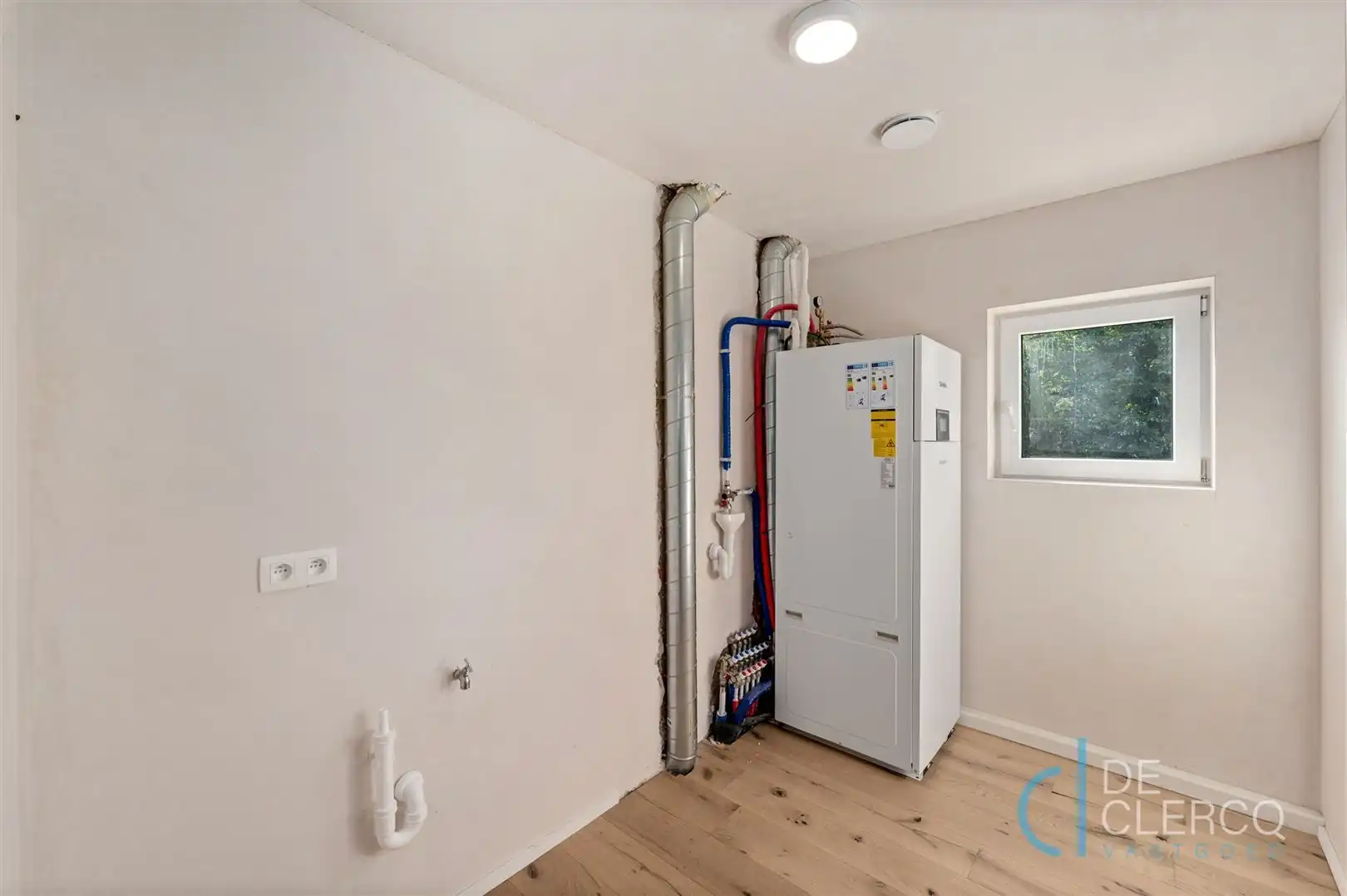 Gerenoveerde woning met oprit te koop in centrum Lochristi!  foto 11