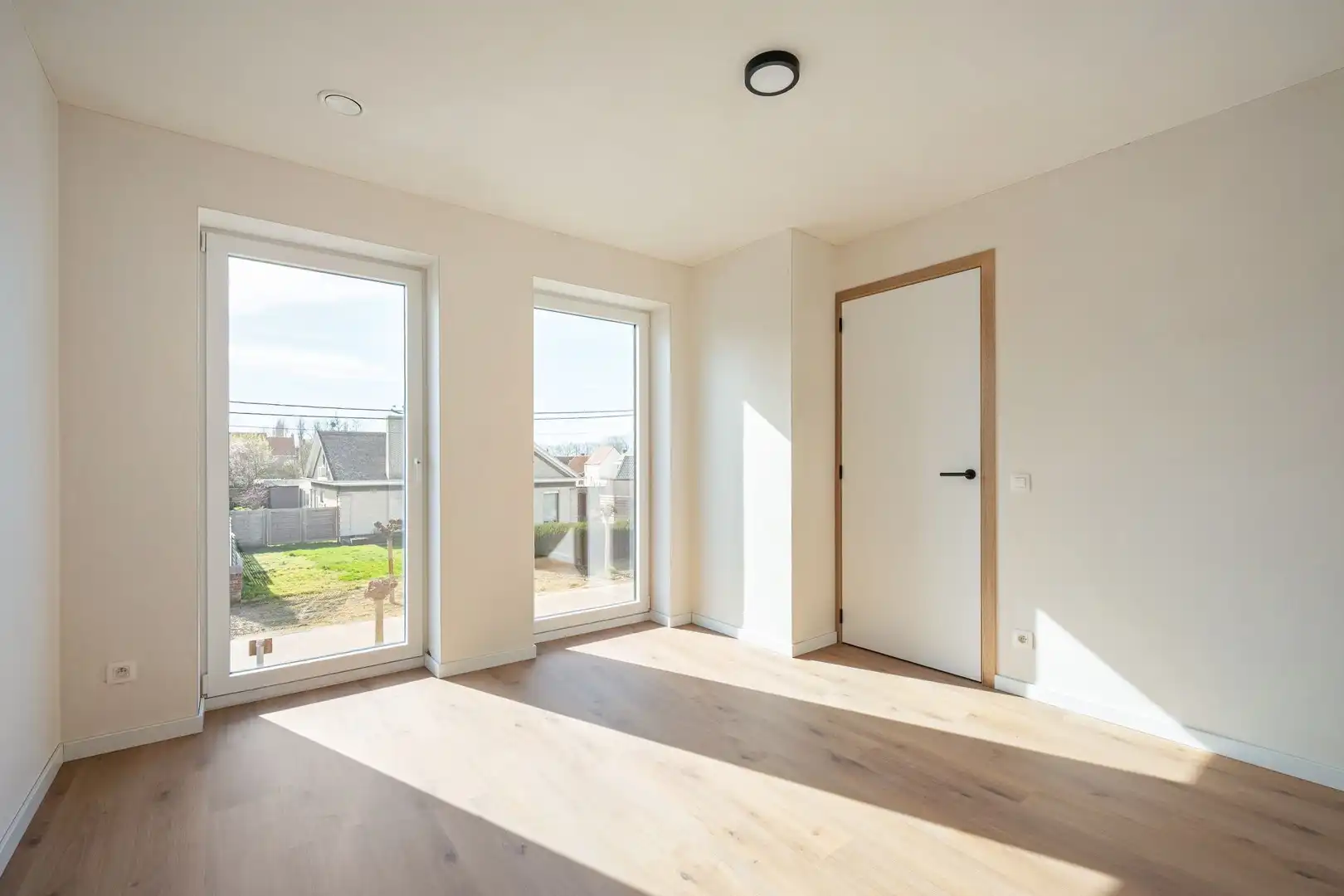 Kwalitatief afgewerkte lichtrijke en ruime nieuwbouw woning met grote tuin en 3 volwaardige slaapkamers en grote zolderruimte. foto 14