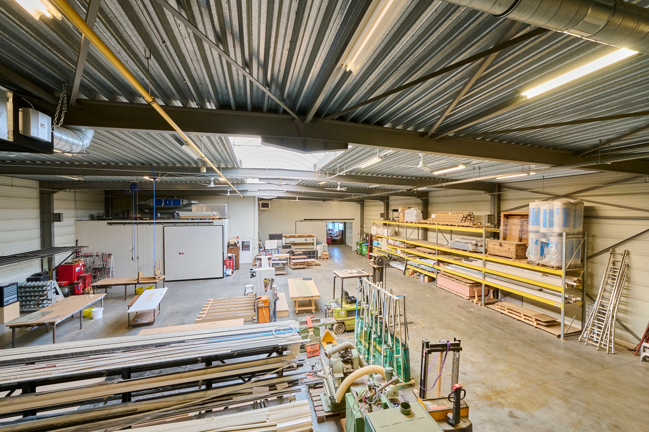 MODERN ENERGIEZUINIG BEDRIJFSGEBOUW MET BUTENTERREIN foto 17