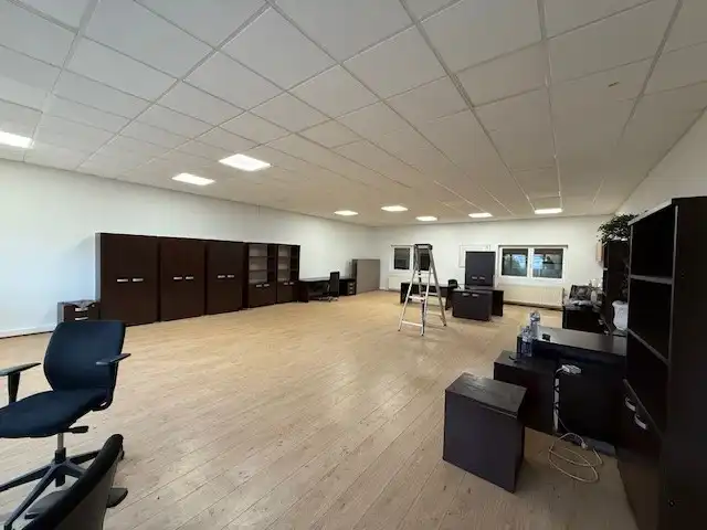 RUIM, INSTAPKLAAR MAGAZIJN MET MODERNE KANTOORRUIMTE TE HUUR IN ZELE foto 9