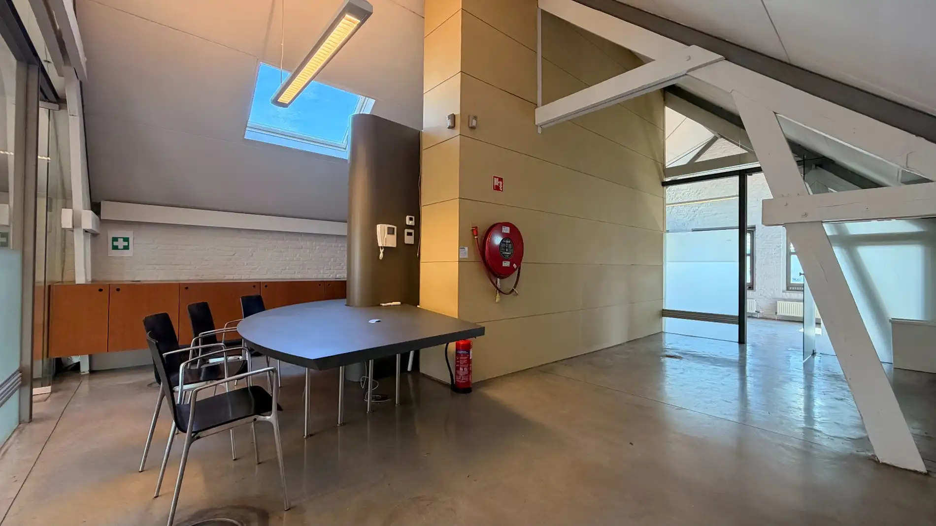 Trendy kantoor in gerenoveerd pakhuis nabij het Eilandje foto 10