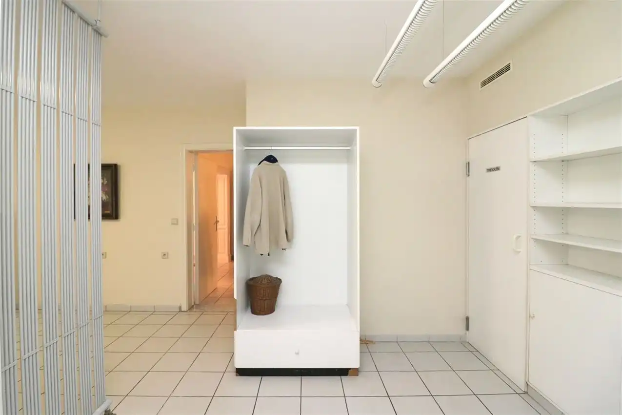 label c, nabij station, garage voor vijf wagens foto 50