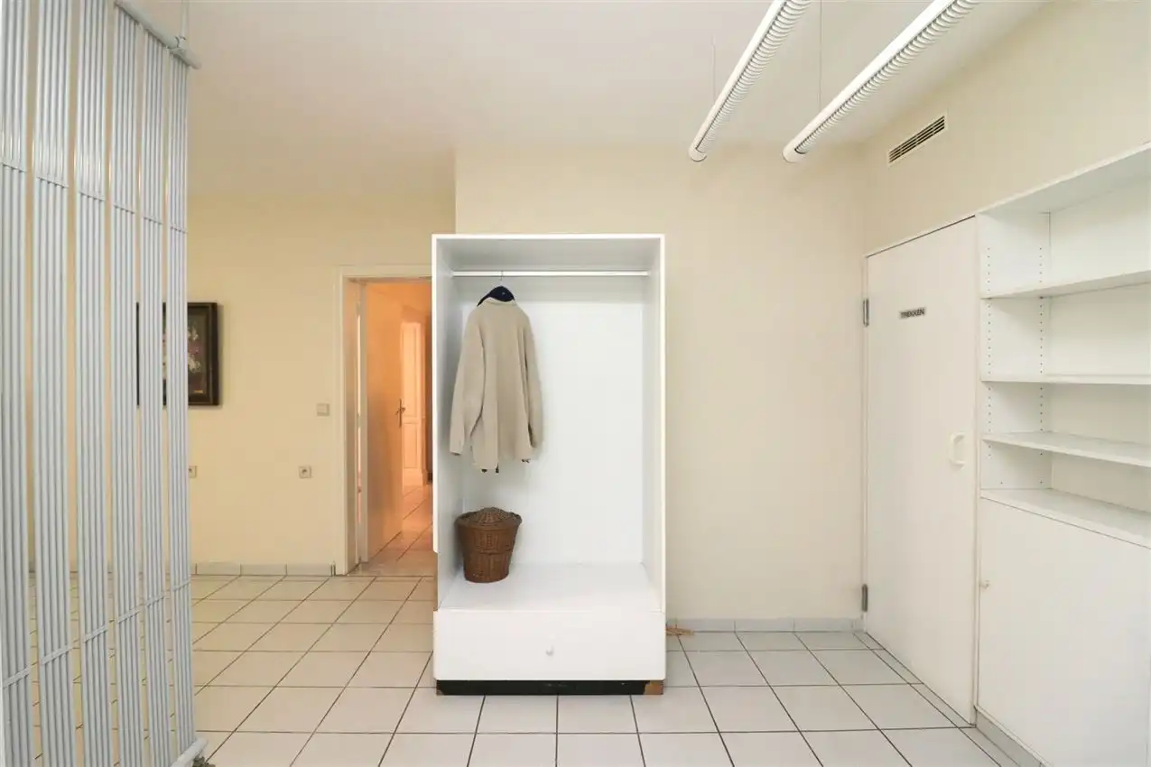 label c, nabij station, garage voor vijf wagens foto 50