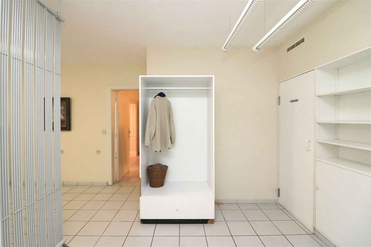 label c, nabij station, garage voor vijf wagens foto 50