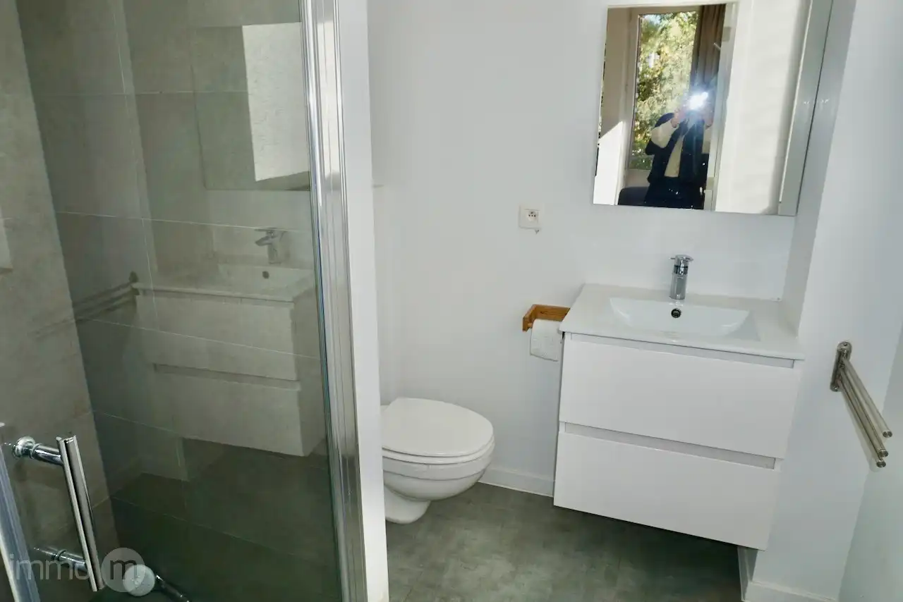 Gemeubelde studio 32m2 met aparte slaapkamer en open uitzicht – Tervuursevest Leuven foto 11