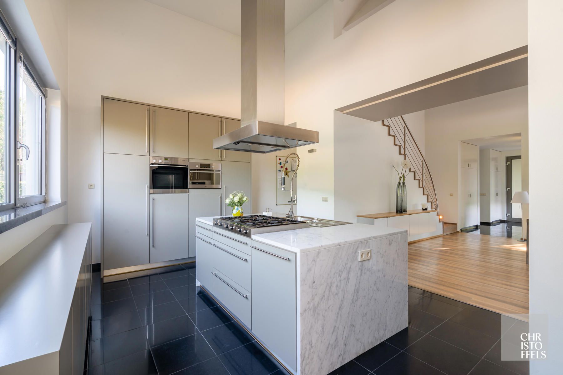 Moderne villa in residentiële omgeving!  foto 3