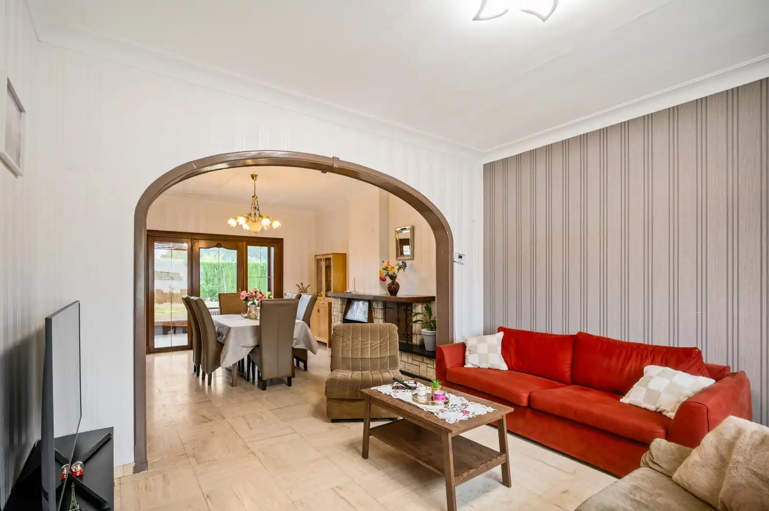 Ruime woning met 3 slpkrs en bijgebouw op perceel van 1547m² te O.L.V.-Waver foto 2