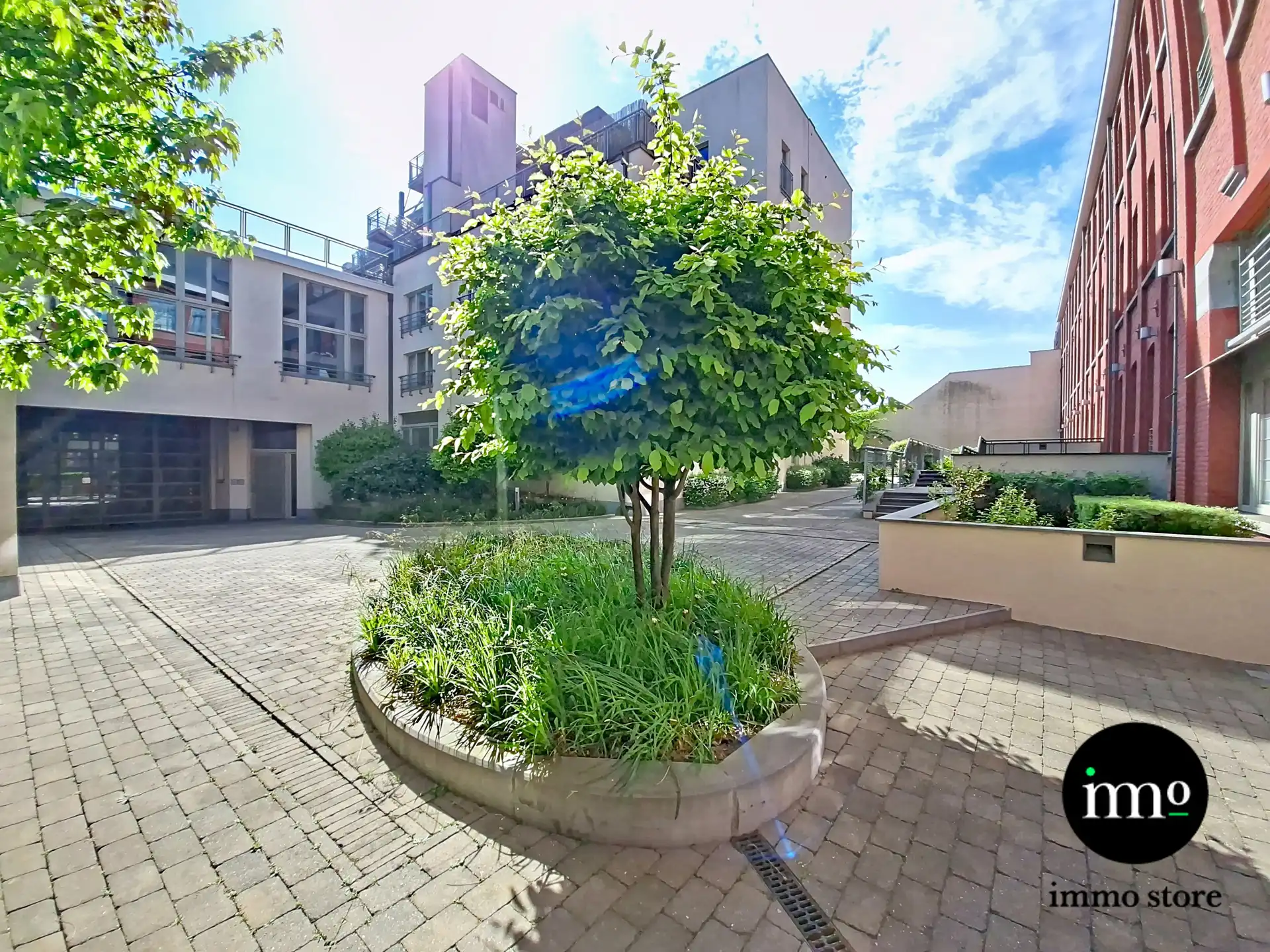 Lichtrijke bureauruimte met studio comfort foto 11