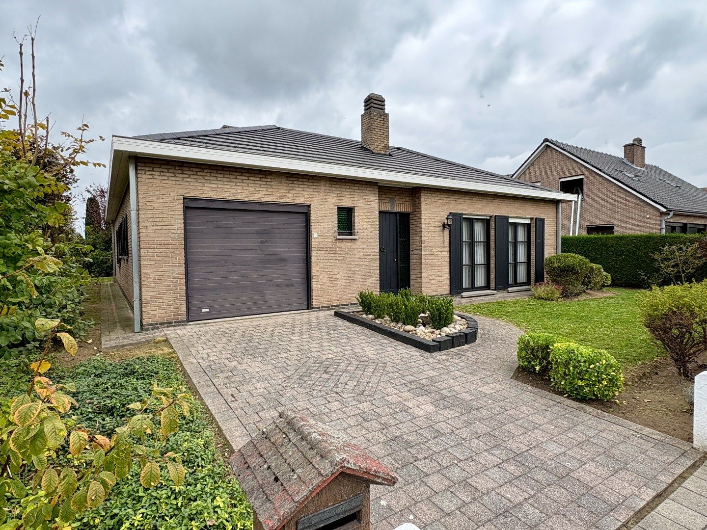 Gelijkvloerse villa op 614 m² met 3 slks en een inpandige garage. foto 6