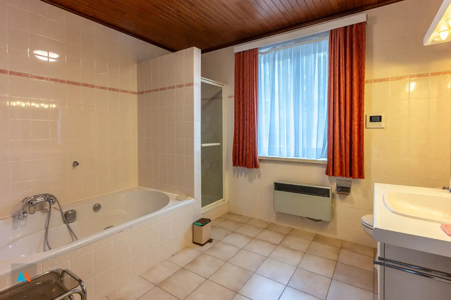 Gezinswoning met ruime loods foto 12