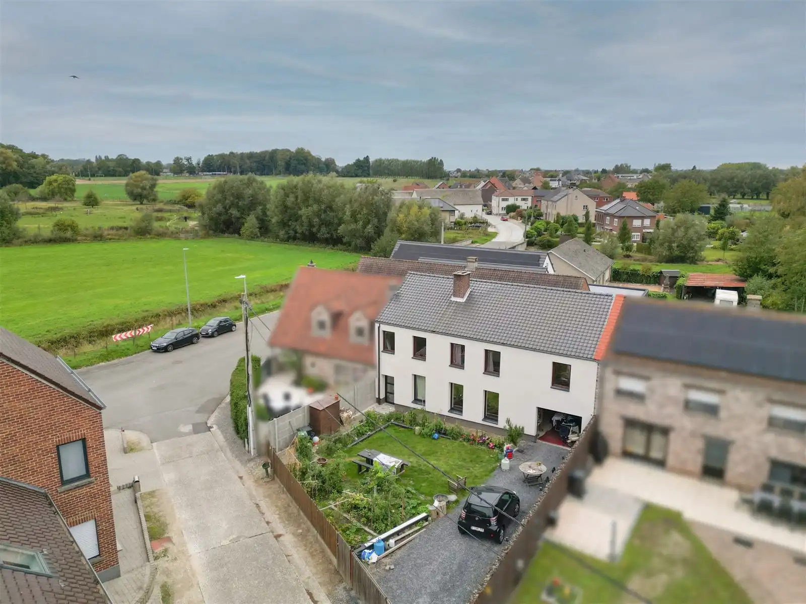 Verder af te werken woning op 2are98 met zuidgerichte voortuin foto {{pictureIndex}}