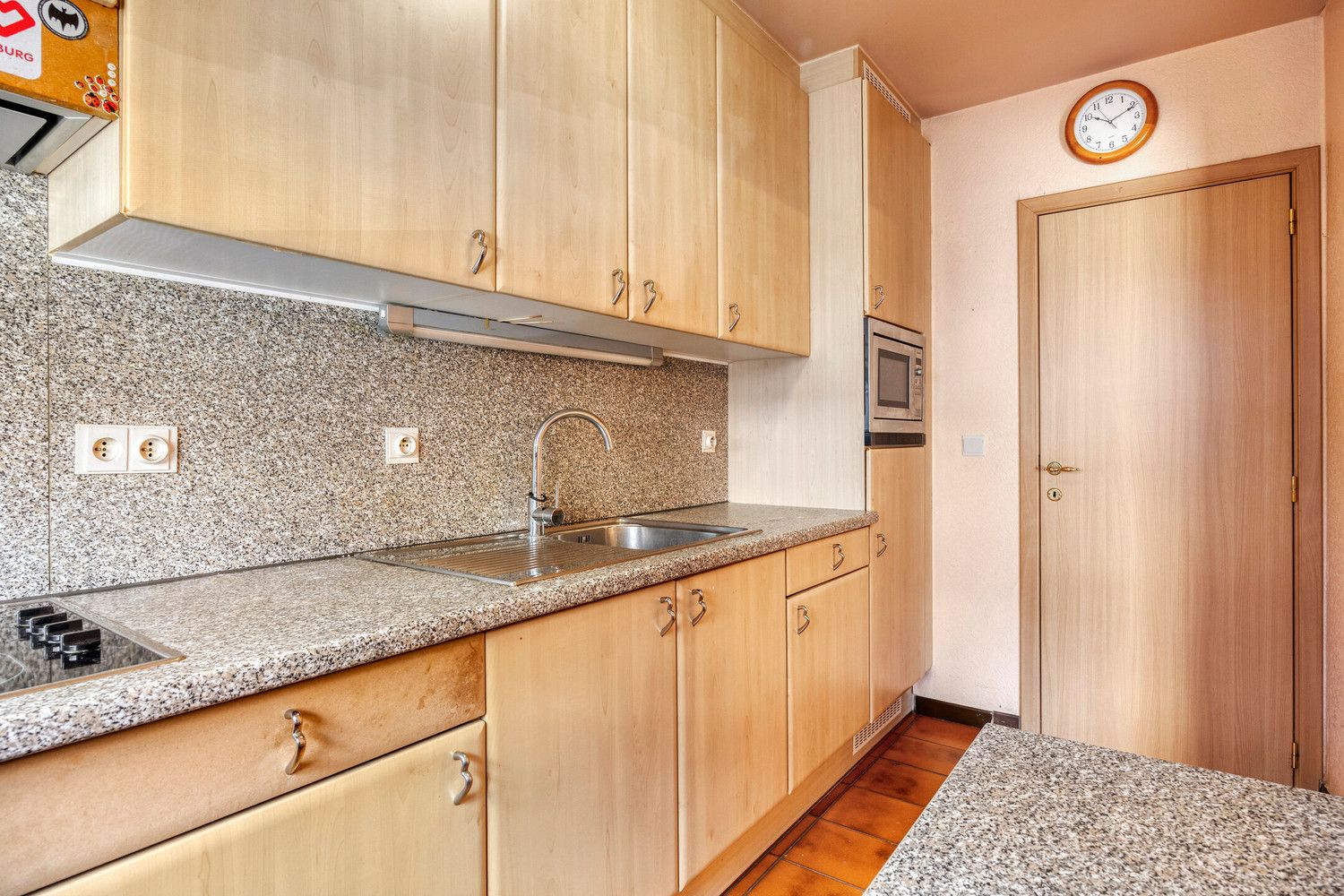 GELIJKVLOERS APPARTEMENT MET 3 SLAAPKAMERS EN INPANDIGE GARAGE TE HALEN! foto 8