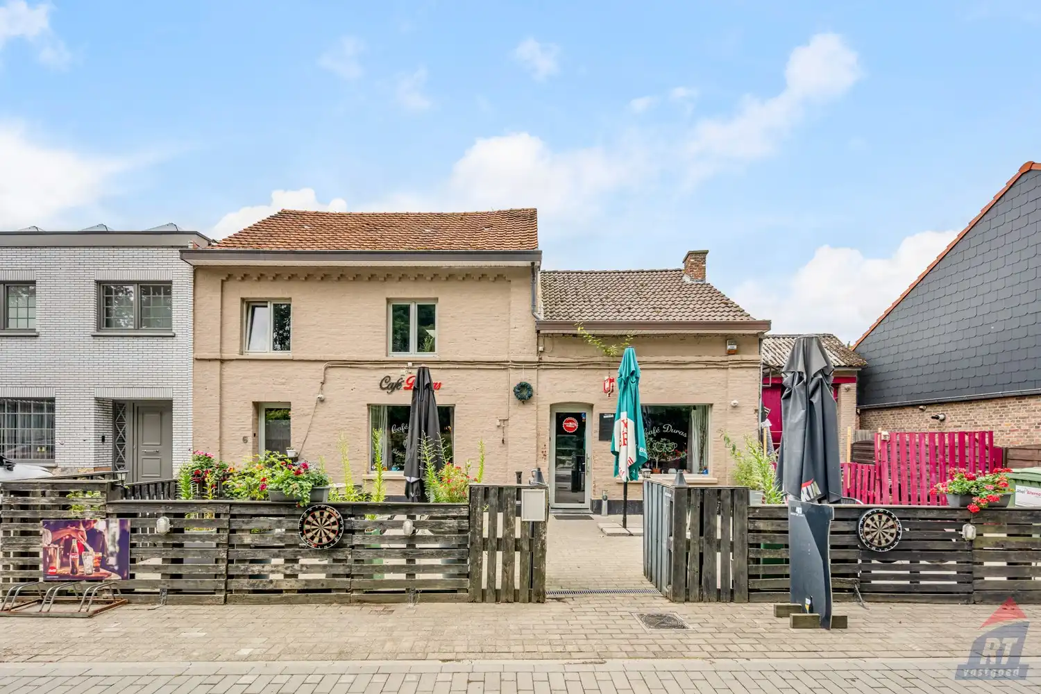Hoofdfoto van de publicatie: Handelshuis met dorpscafé en woongelegenheid vlakbij het kasteel van Duras