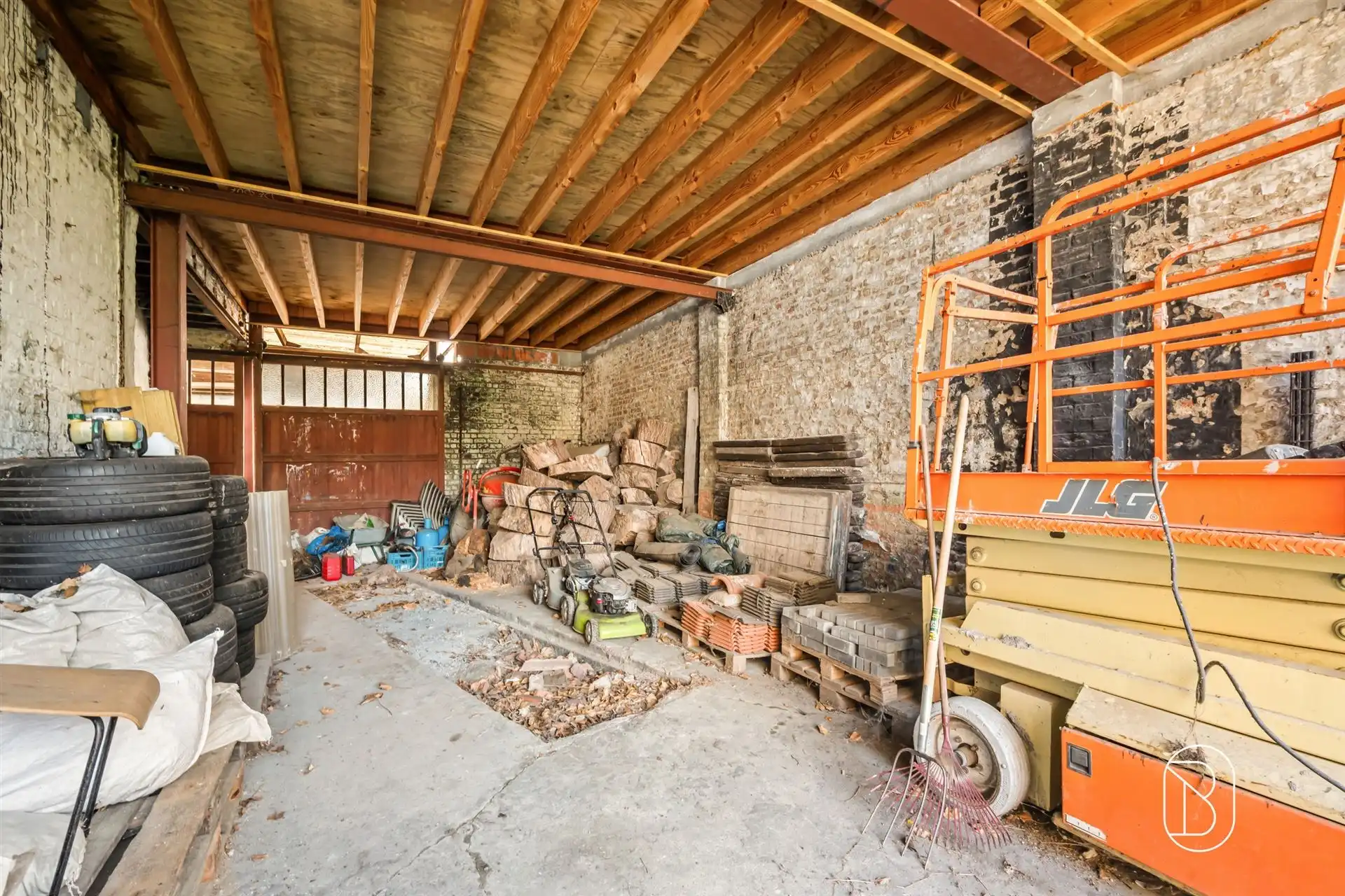 Commercieel gelegen woning met atelier (370m2) op 1198m2! foto 5