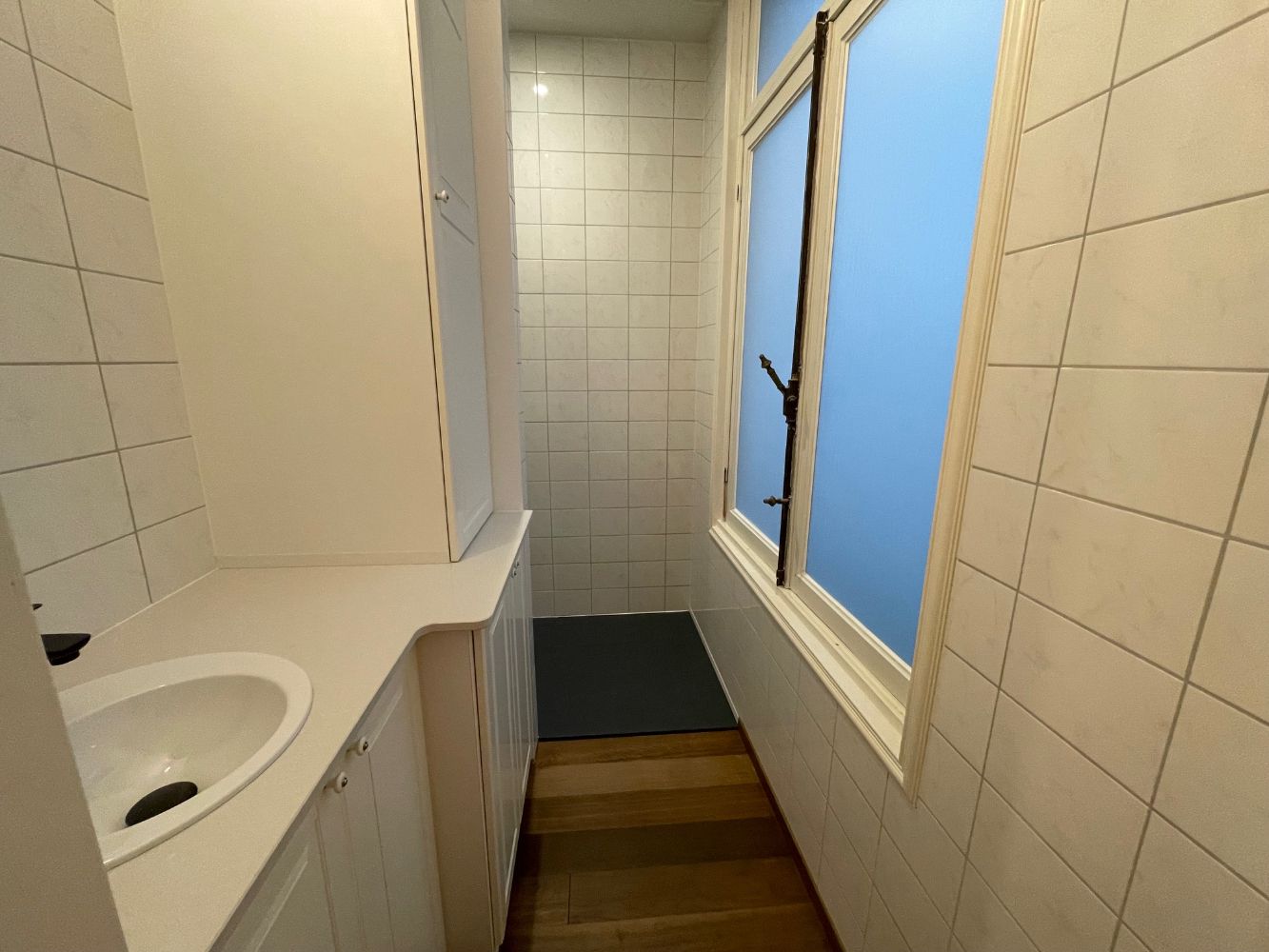 Heel mooi gerenoveerd appartement met twee slaapkamers. Tijdens de renovatie is veel aandacht besteed aan het behouden en versterken van de authentieke stijl van het gebouw. foto 9