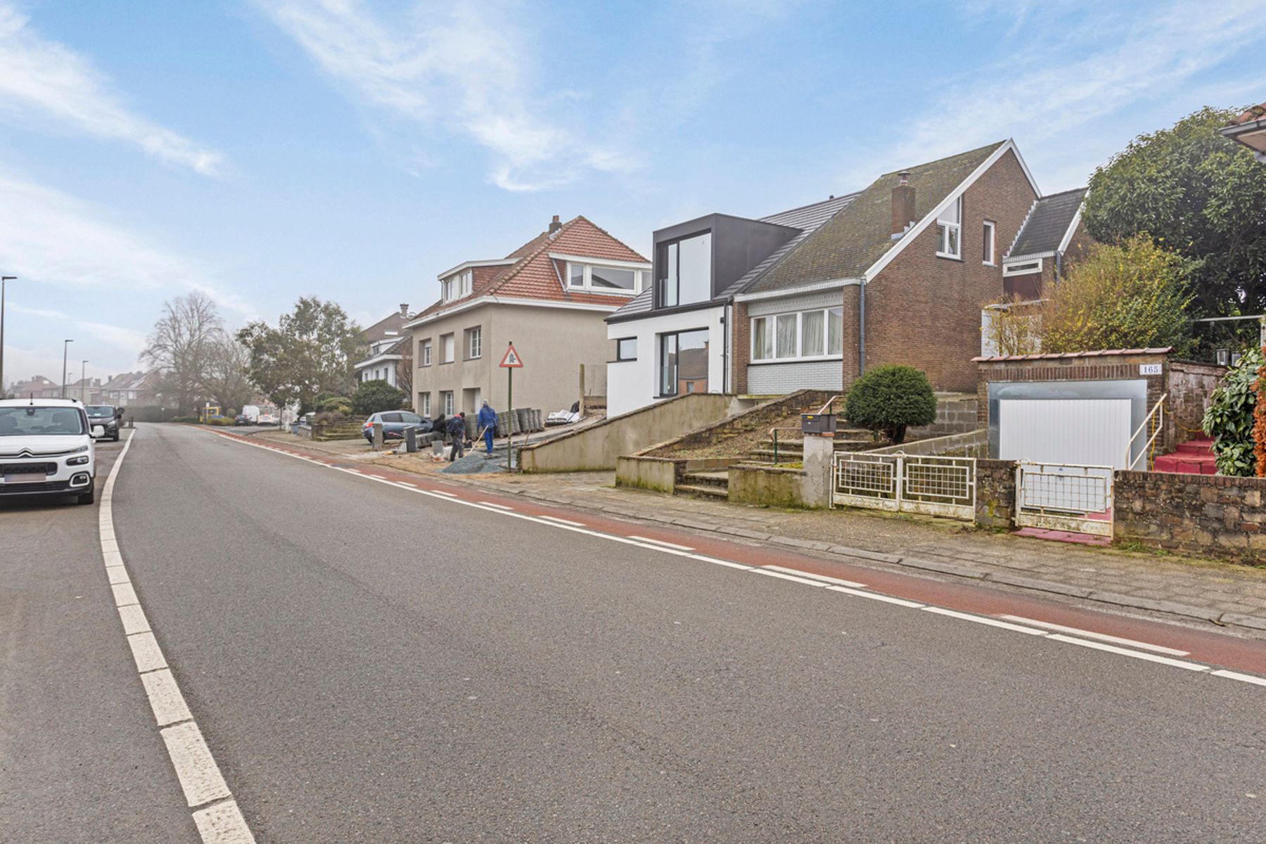 Goed gelegen driegevelwoning met 4 slaapkamers en tuin foto 3