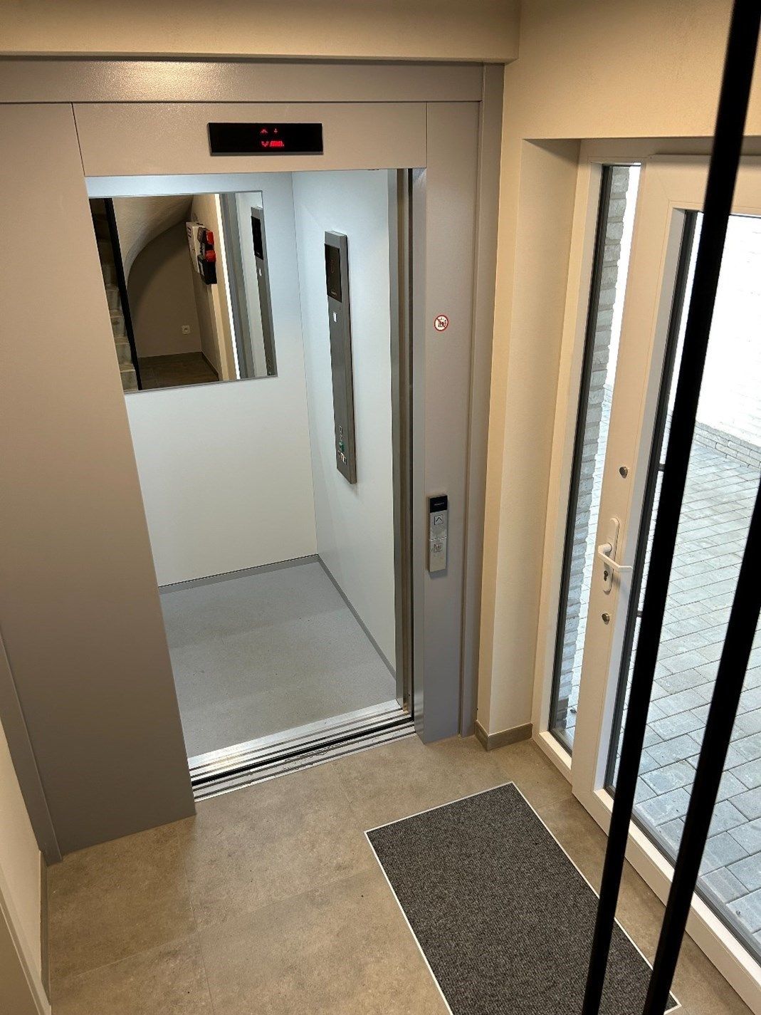 Kwalitatief afgewerkt nieuwbouwappartement TE HUUR in het hartje van Sint-Eloois-vijve!! foto 3