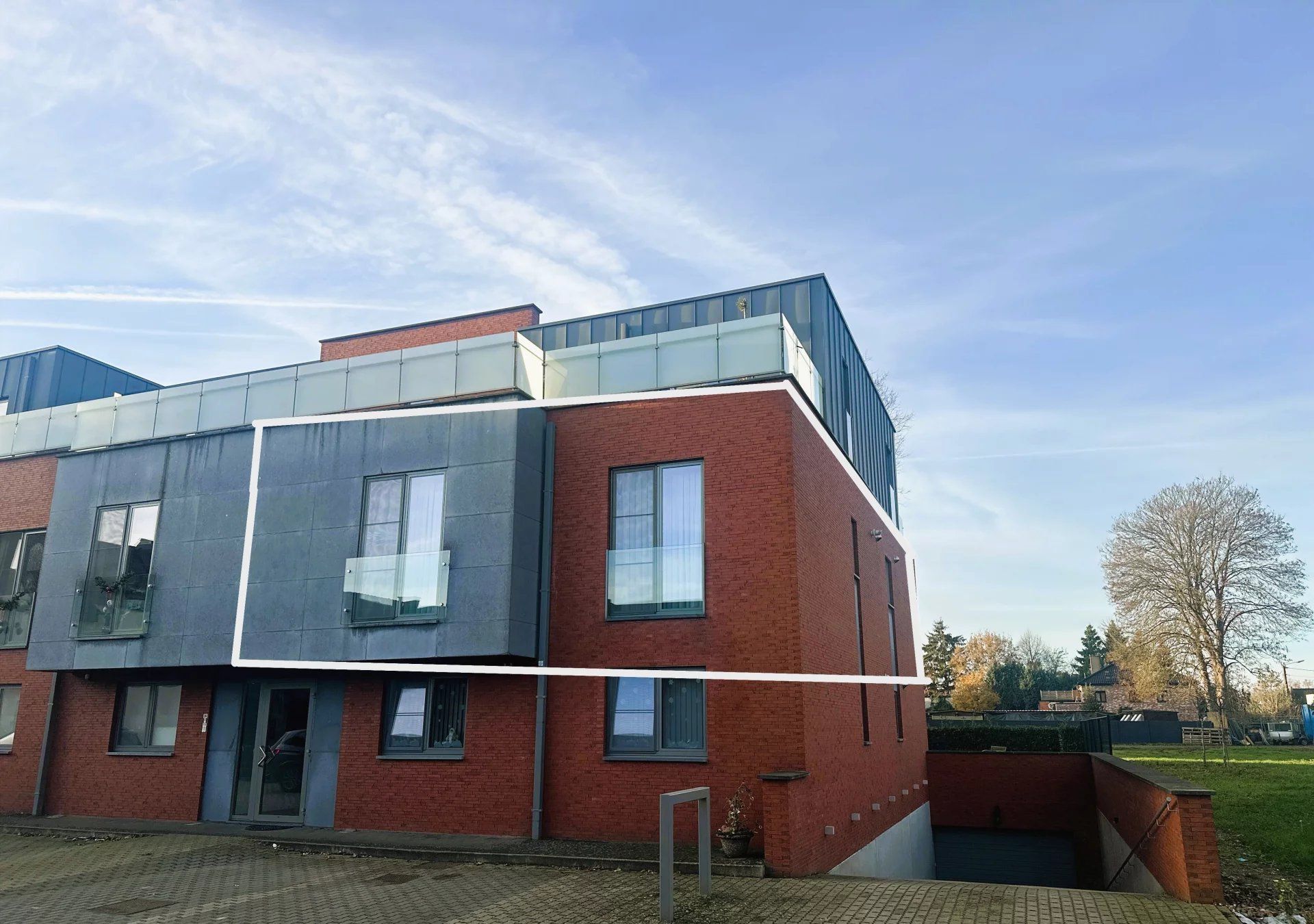 Zeer ruim instapklaar appartement met open uitzicht – 2 slpk – groot terras – garagebox + berging foto {{pictureIndex}}