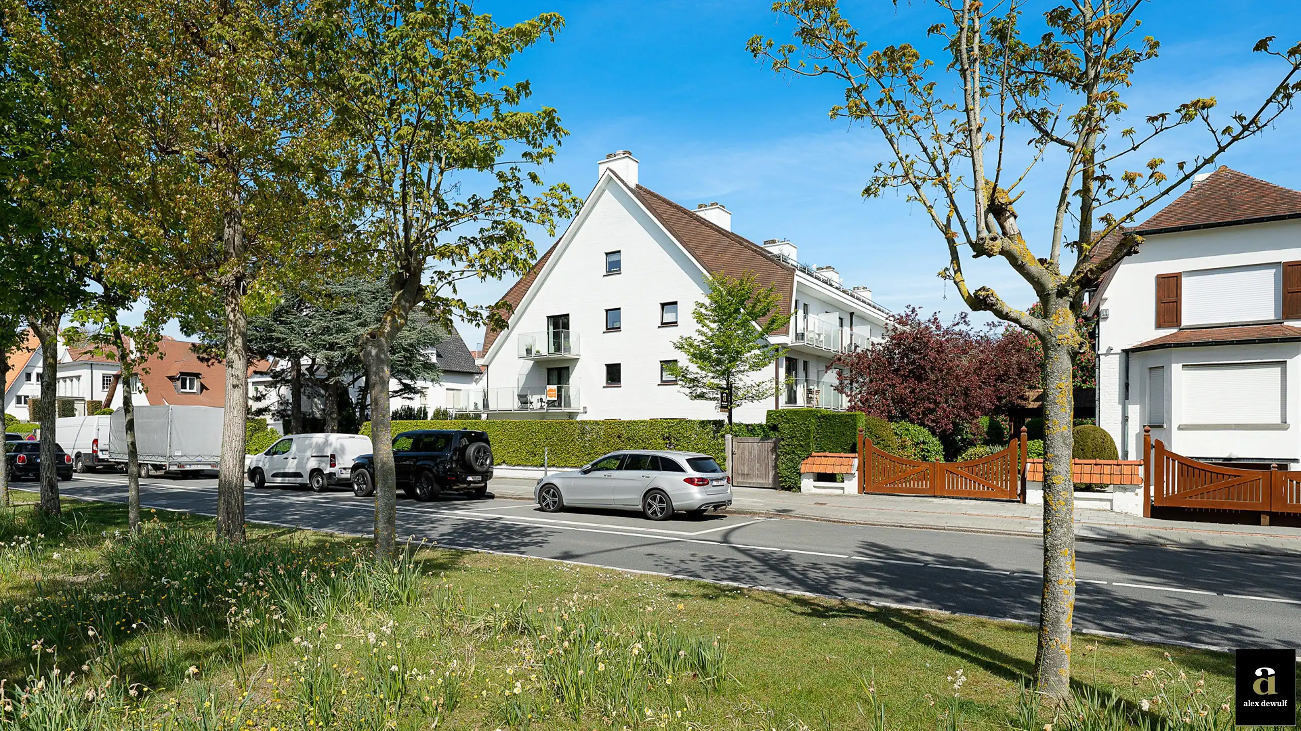 Ruim gelijksvloers tuinappartement met 3 slaapkamers, garage en kelder [Elizabetlaan / Neptunuspad]. foto 3