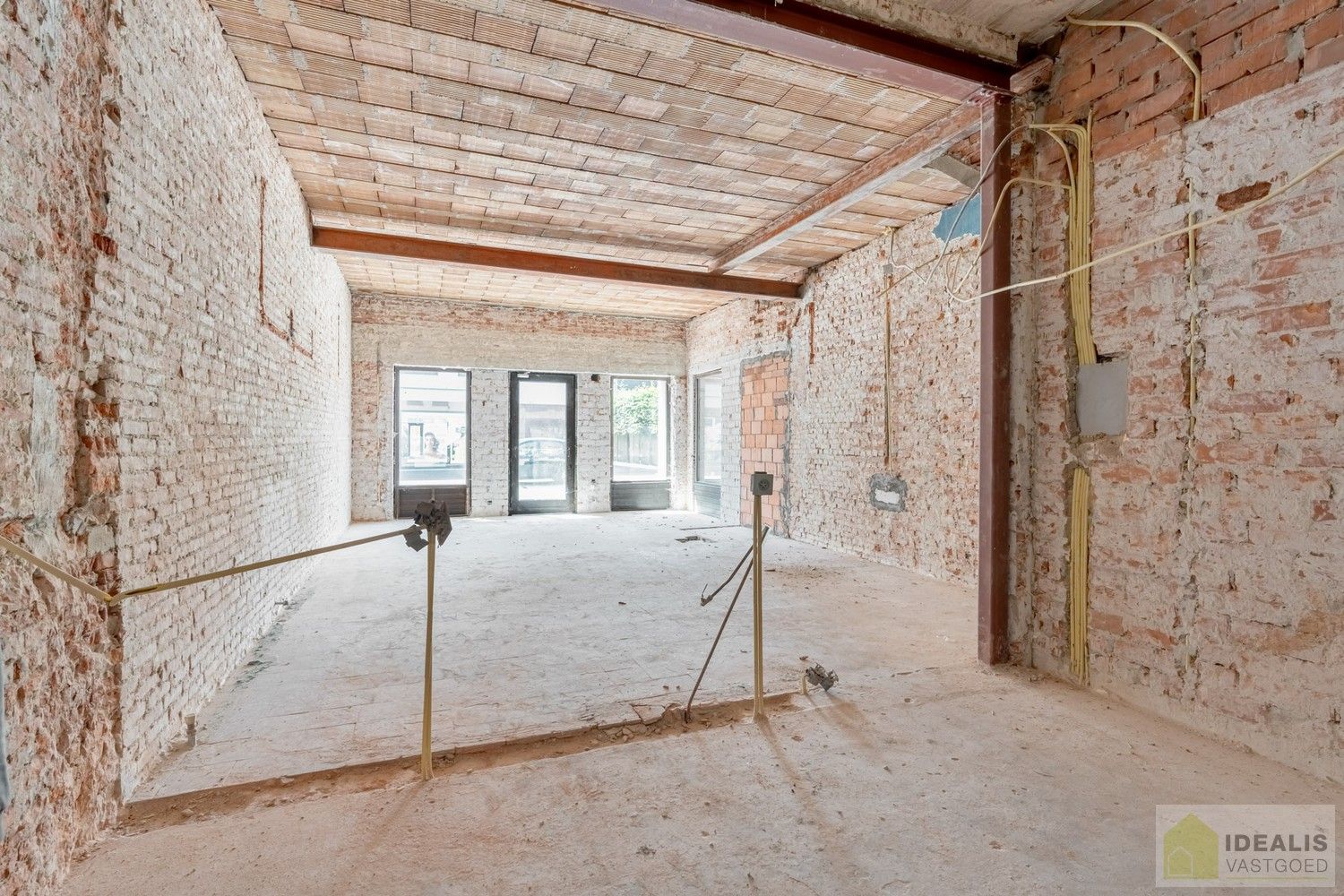 Ruim opgezet, klassevol en naar wens af te werken/ in te richten pand met winkel/kantoorruimte én uiterst ruim appartement met maar liefst 4 slaapkamers foto 5