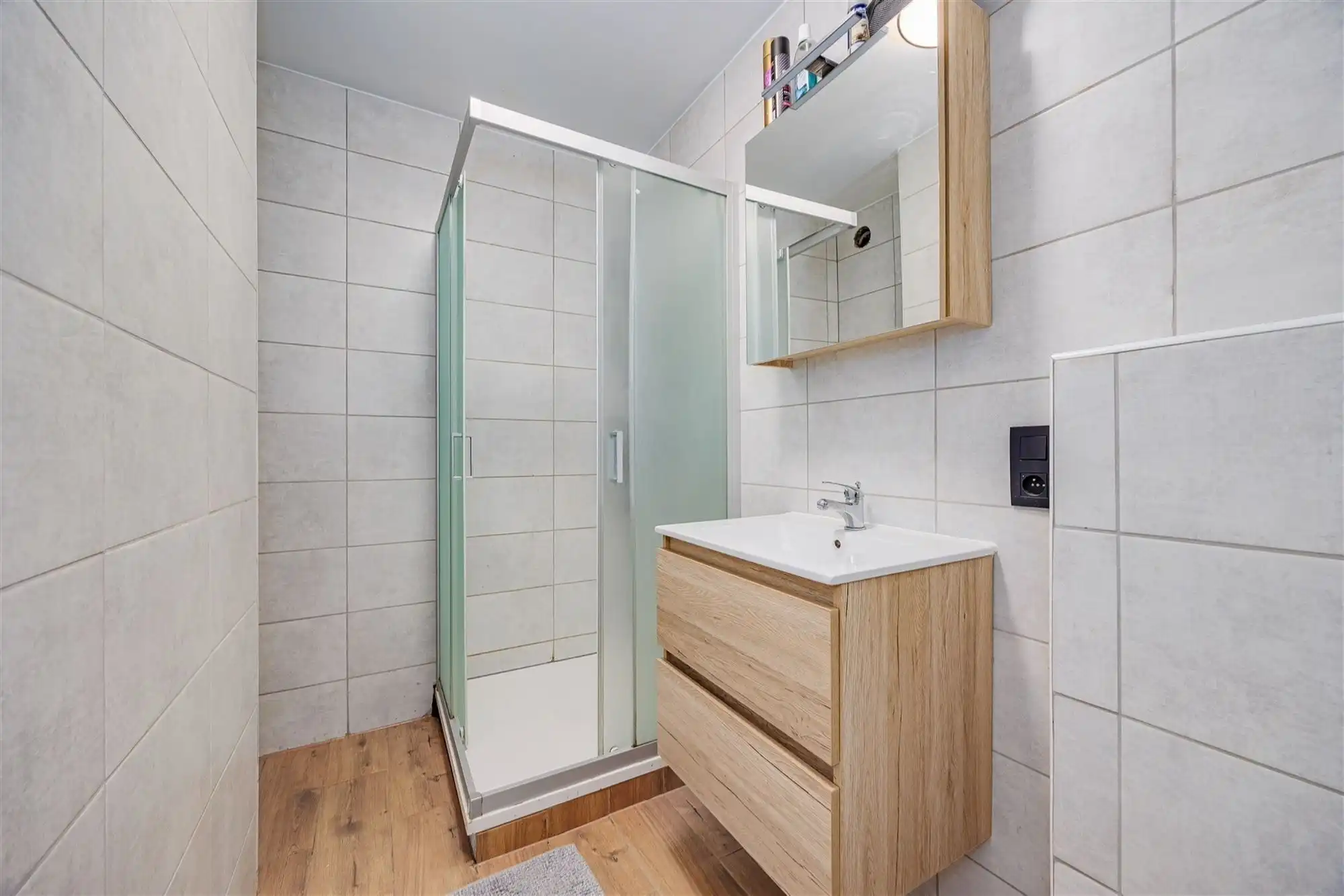 Instapklaar 2 slaapkamer appartement met gezellige tuin foto 13