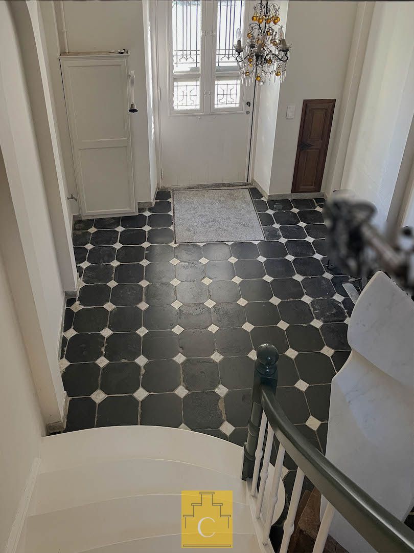 Herenwoning op idyllisch plein aan de Sint-Walburgakerk foto 7