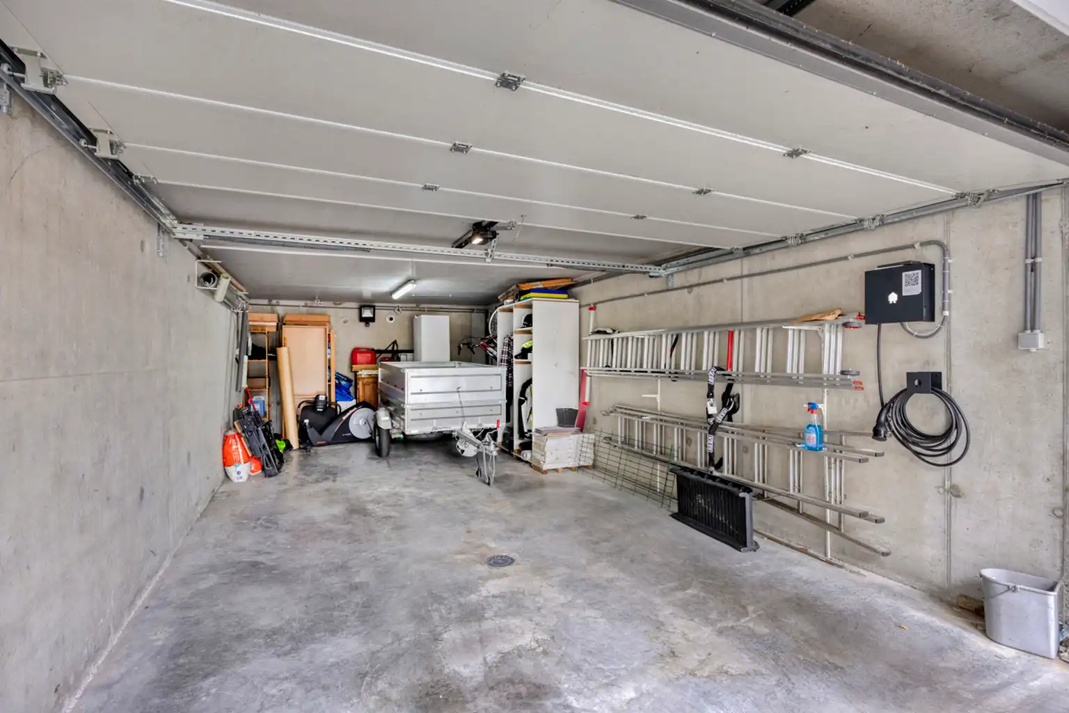 Instapklare woning met 4 slaapkamers, tuin & 2 garages foto 25