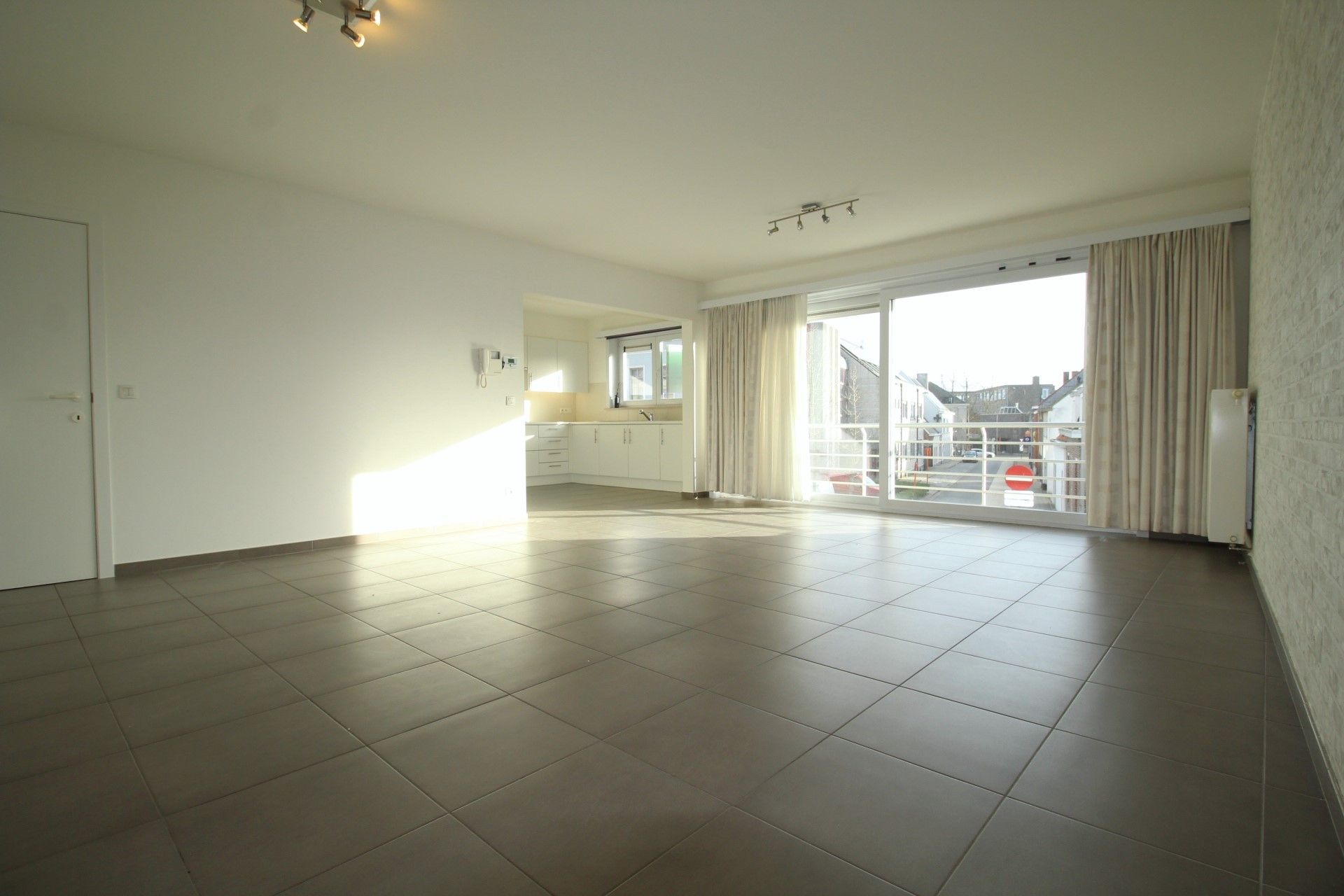 Ruim appartement met garage! foto 3