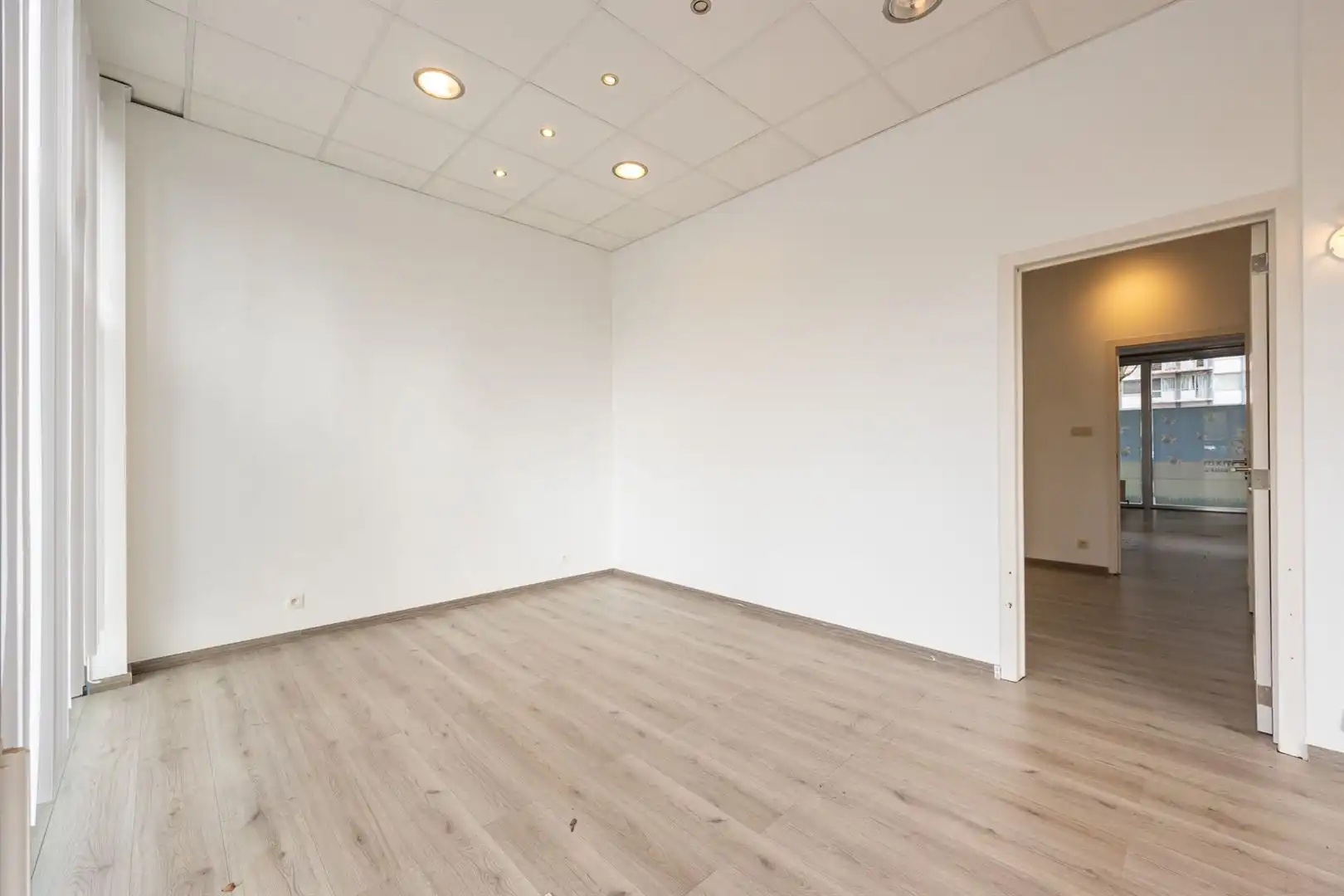 Veelzijdige commerciële ruimte met privé parkeerplaatsen  foto 14