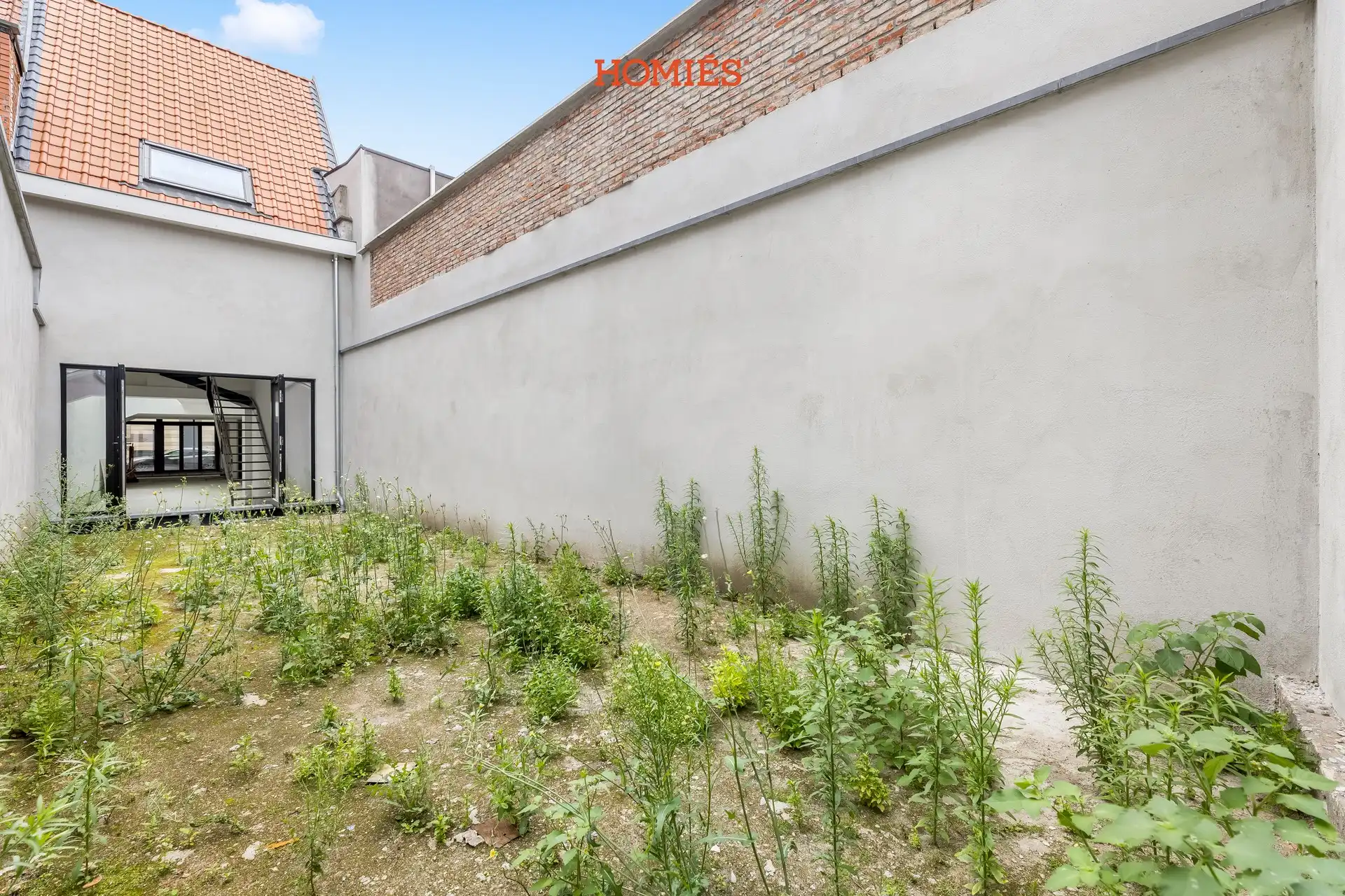 Ruime handelsruimte met veel lichtinval en stadstuintje foto 7